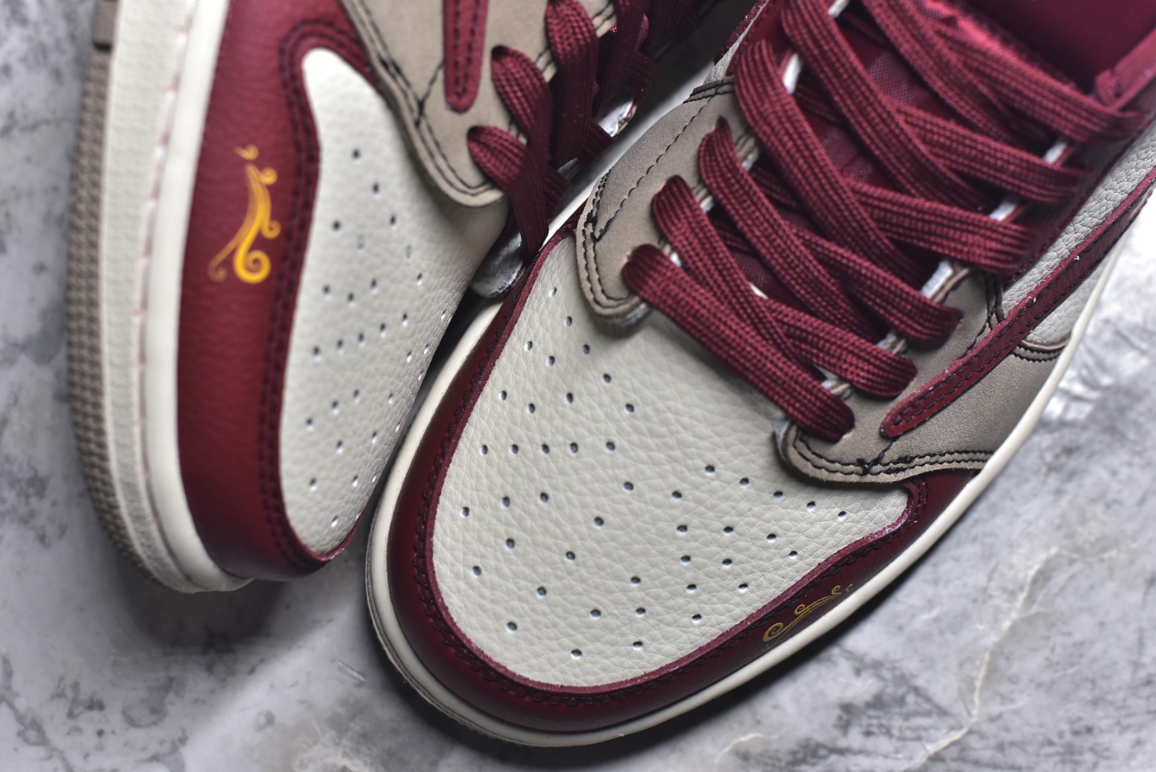 图片[8]-#马年定制限量发售❗️恭喜发财 🔥Travis Scott x Fragment Design x Jordan Air Jordan 1 Low OG SP “马年限定联名——白红” 马年印花 高端定制 倒钩三方联名低帮篮球鞋 #定制鞋盒 大厂纯原品质出货 超高清洁度 皮料切割干净无任何毛边 细节完美 货号：XD1979-004 尺码：36 36.5 37.5 38 38.5 39 40 40.5 41 42 42.5 43 44 44.5 45-选品中心