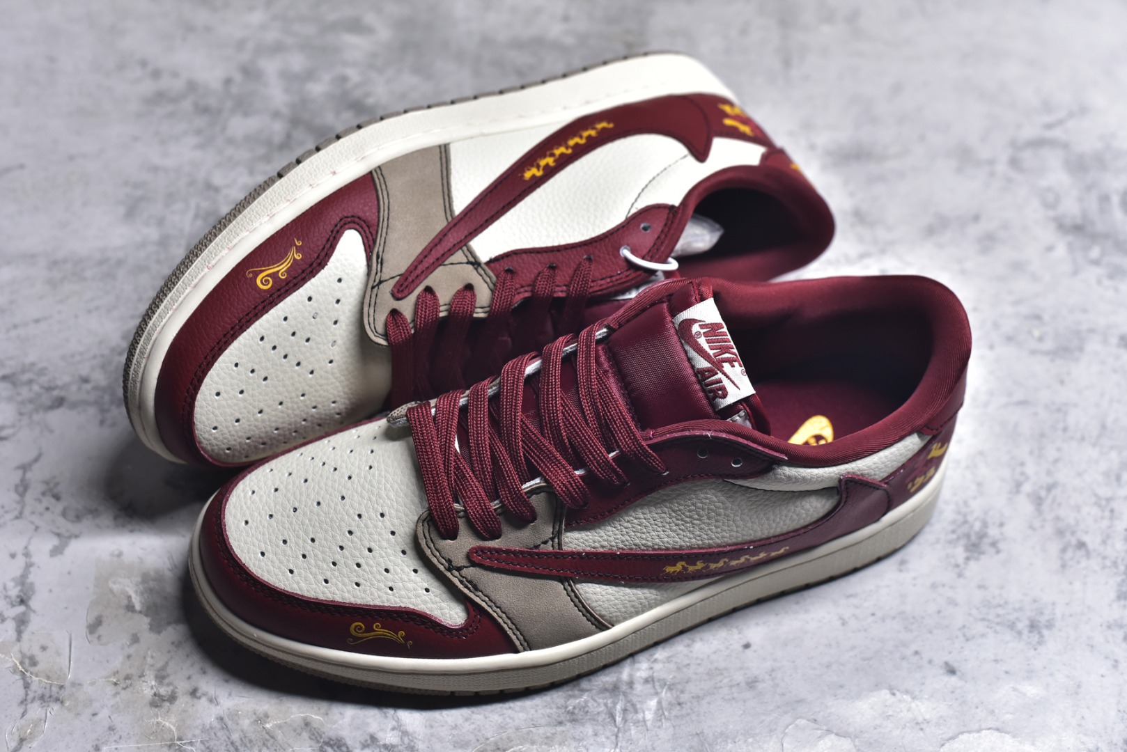 图片[7]-#马年定制限量发售❗️恭喜发财 🔥Travis Scott x Fragment Design x Jordan Air Jordan 1 Low OG SP “马年限定联名——白红” 马年印花 高端定制 倒钩三方联名低帮篮球鞋 #定制鞋盒 大厂纯原品质出货 超高清洁度 皮料切割干净无任何毛边 细节完美 货号：XD1979-004 尺码：36 36.5 37.5 38 38.5 39 40 40.5 41 42 42.5 43 44 44.5 45-选品中心