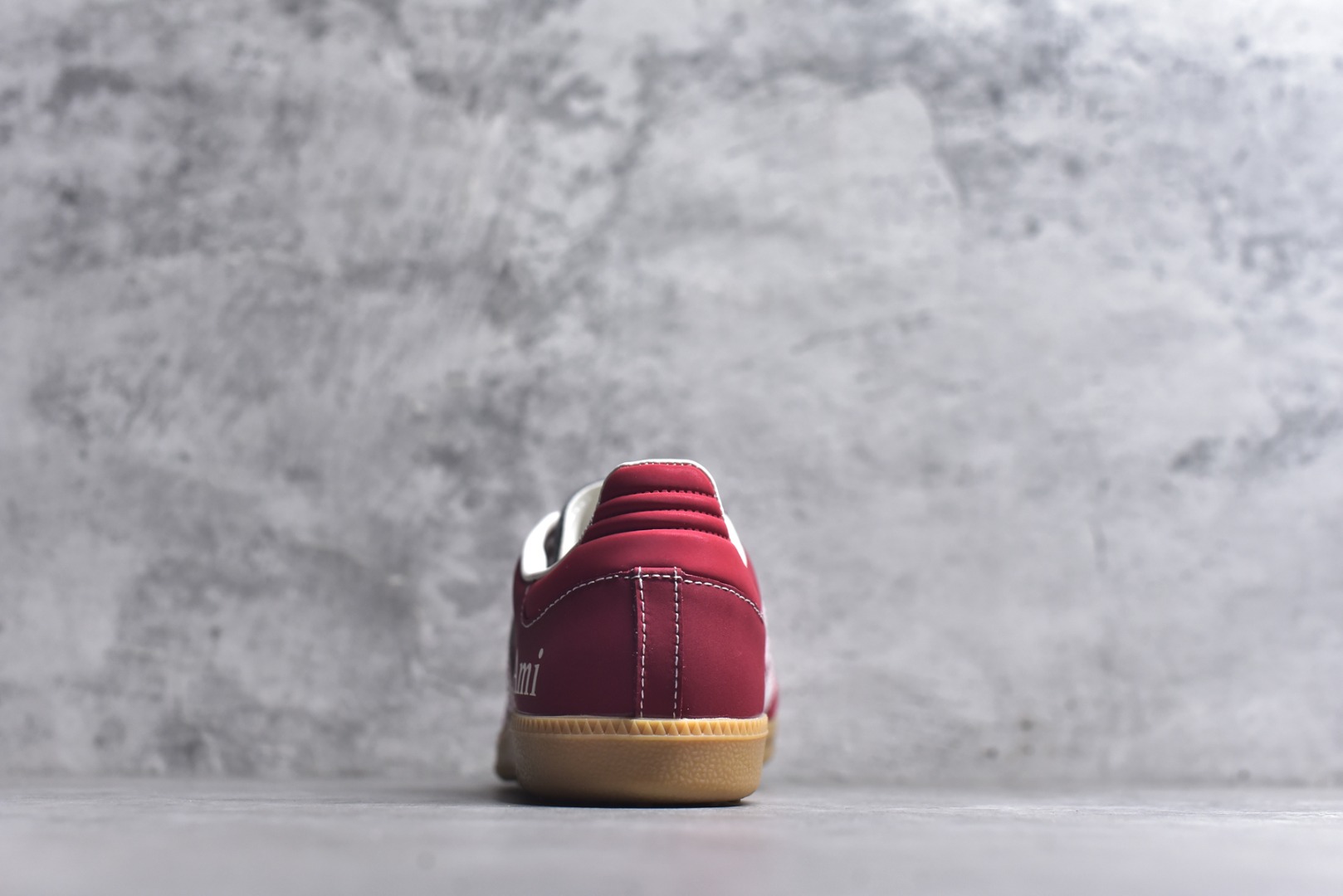 图片[5]-#独家实拍✨定制版Fendi x Ad Samba Og 定制配色 芬迪联名 阿迪桑巴系列徳训风低帮百搭休闲板鞋 XR0006 定制鞋盒 大厂流水作业生产 超高清洁度 皮料切割干净无任何毛边 细节完美 尺码：36 36.5 37.5 38 38.5 39 40 40.5 41 42 42.5 43 44 44.5 45-选品中心