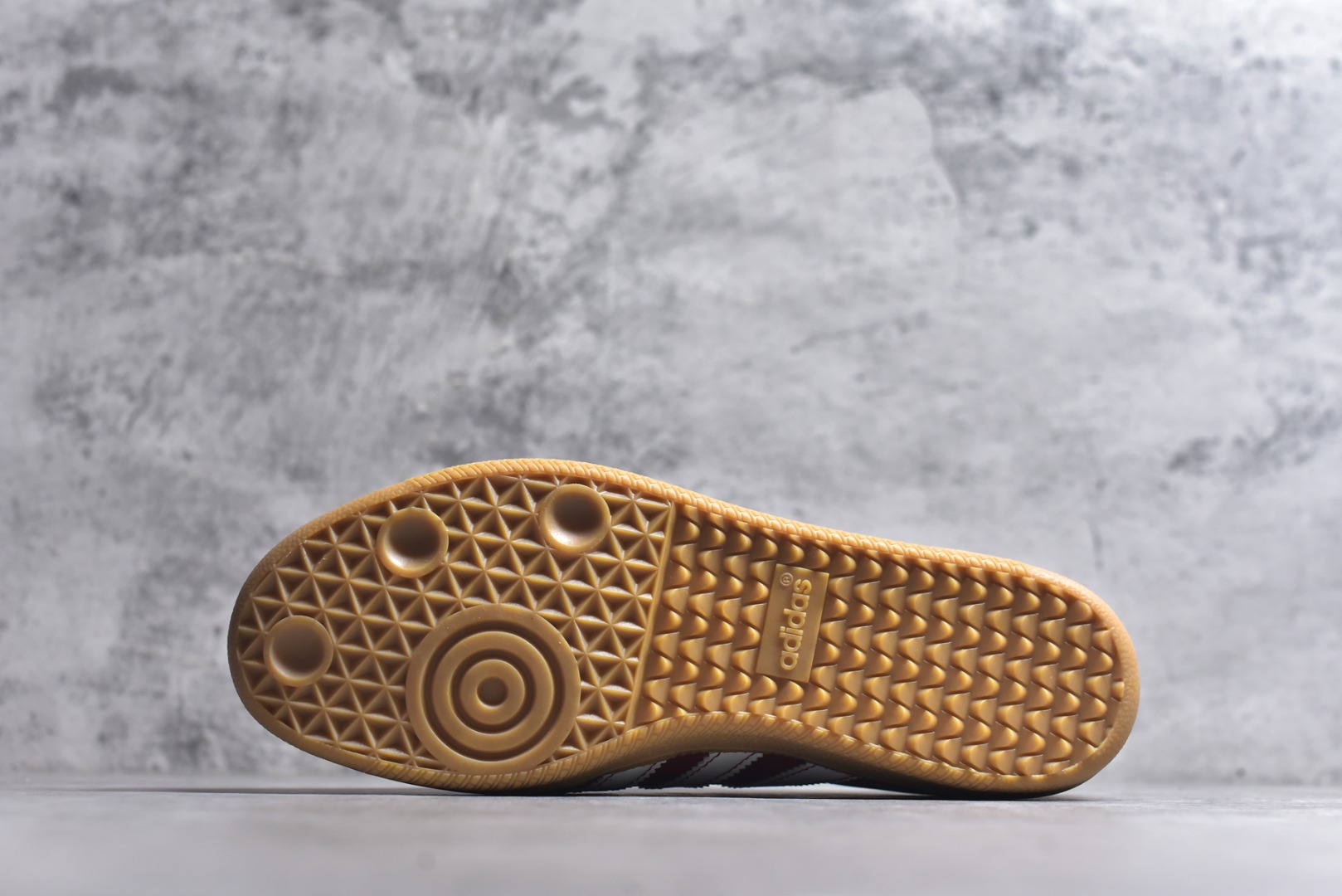 图片[6]-#独家实拍✨定制版Fendi x Ad Samba Og 定制配色 芬迪联名 阿迪桑巴系列徳训风低帮百搭休闲板鞋 XR0006 定制鞋盒 大厂流水作业生产 超高清洁度 皮料切割干净无任何毛边 细节完美 尺码：36 36.5 37.5 38 38.5 39 40 40.5 41 42 42.5 43 44 44.5 45-选品中心