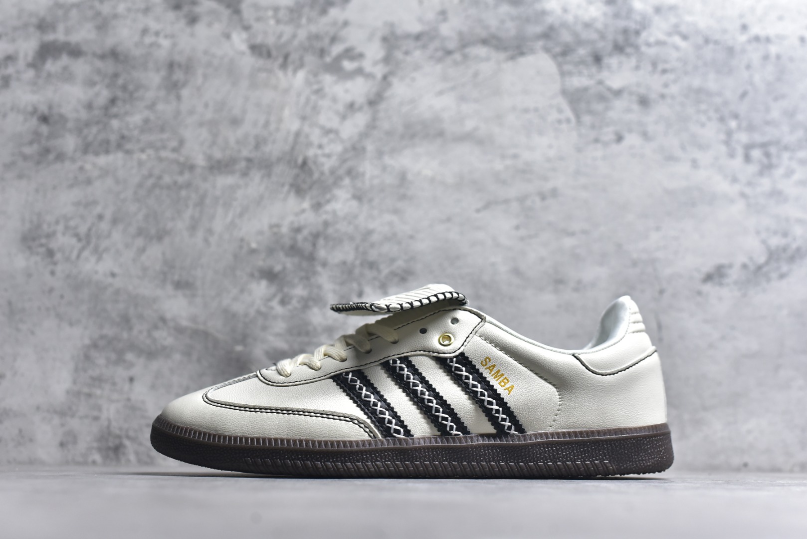 #Adidas三叶草SAMBA OG W 休闲板鞋 性价比天花板 该鞋款鞋面采用多种材料拼接 Superstar系列又备受众多滑板爱好者的青睐 这款Superstar经典鞋 沿用50年来的贝壳鞋头样式 继往开来 采用皮革鞋面和浑厚全包大底设计 烫金徽标伴你在滑板上留下“流星”般绚丽的轨迹 货号： JQ7088 尺码： 36 36.5 37.5 38 38.5 39 40 40.5 41 42 42.5 43 44 44.5 45-选品中心