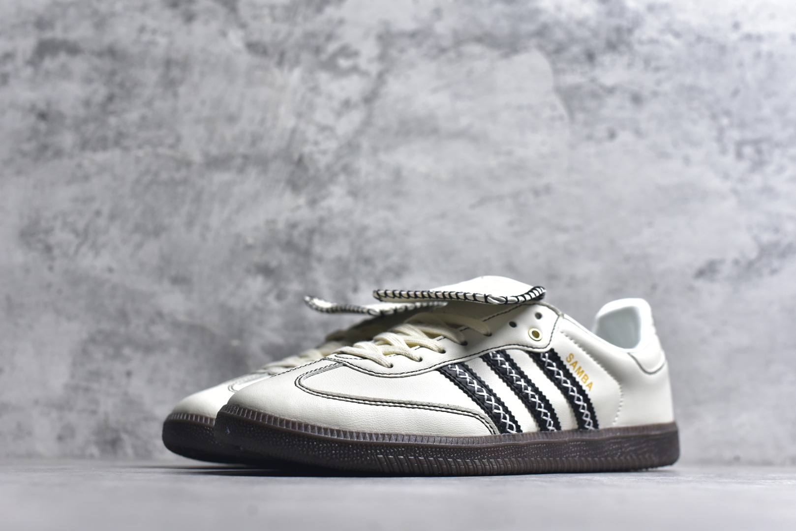 图片[2]-#Adidas三叶草SAMBA OG W 休闲板鞋 性价比天花板 该鞋款鞋面采用多种材料拼接 Superstar系列又备受众多滑板爱好者的青睐 这款Superstar经典鞋 沿用50年来的贝壳鞋头样式 继往开来 采用皮革鞋面和浑厚全包大底设计 烫金徽标伴你在滑板上留下“流星”般绚丽的轨迹 货号： JQ7088 尺码： 36 36.5 37.5 38 38.5 39 40 40.5 41 42 42.5 43 44 44.5 45-选品中心