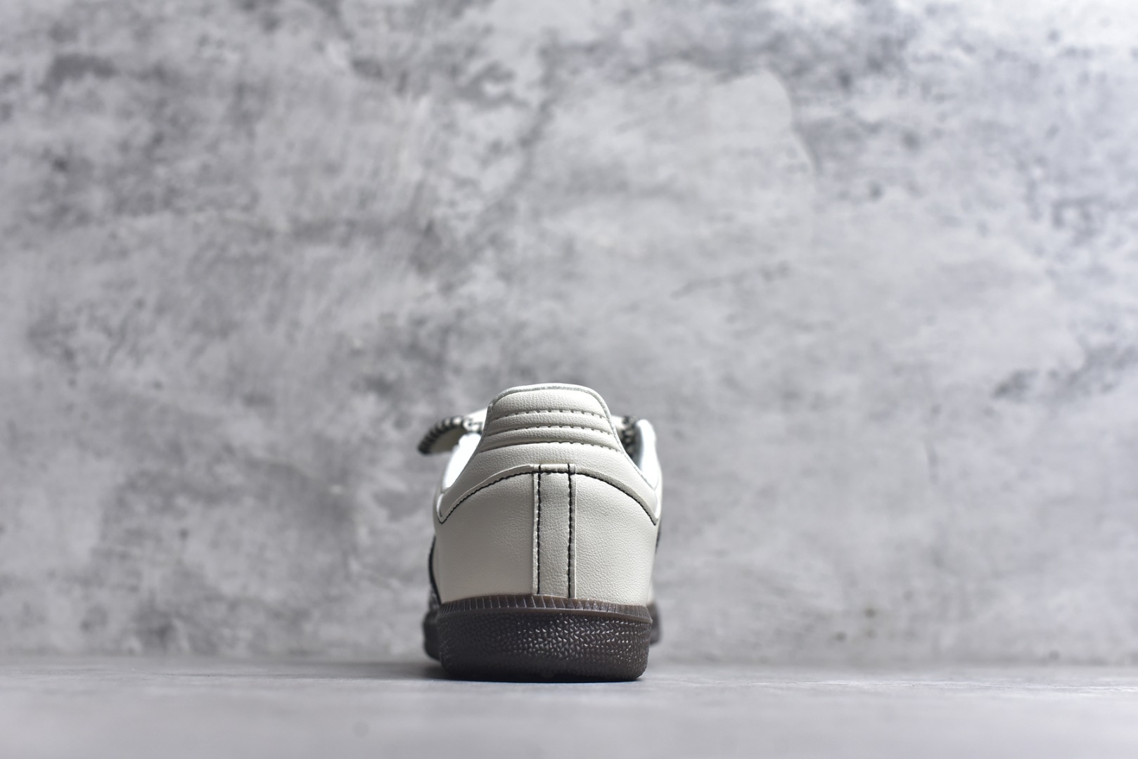 图片[5]-#Adidas三叶草SAMBA OG W 休闲板鞋 性价比天花板 该鞋款鞋面采用多种材料拼接 Superstar系列又备受众多滑板爱好者的青睐 这款Superstar经典鞋 沿用50年来的贝壳鞋头样式 继往开来 采用皮革鞋面和浑厚全包大底设计 烫金徽标伴你在滑板上留下“流星”般绚丽的轨迹 货号： JQ7088 尺码： 36 36.5 37.5 38 38.5 39 40 40.5 41 42 42.5 43 44 44.5 45-选品中心