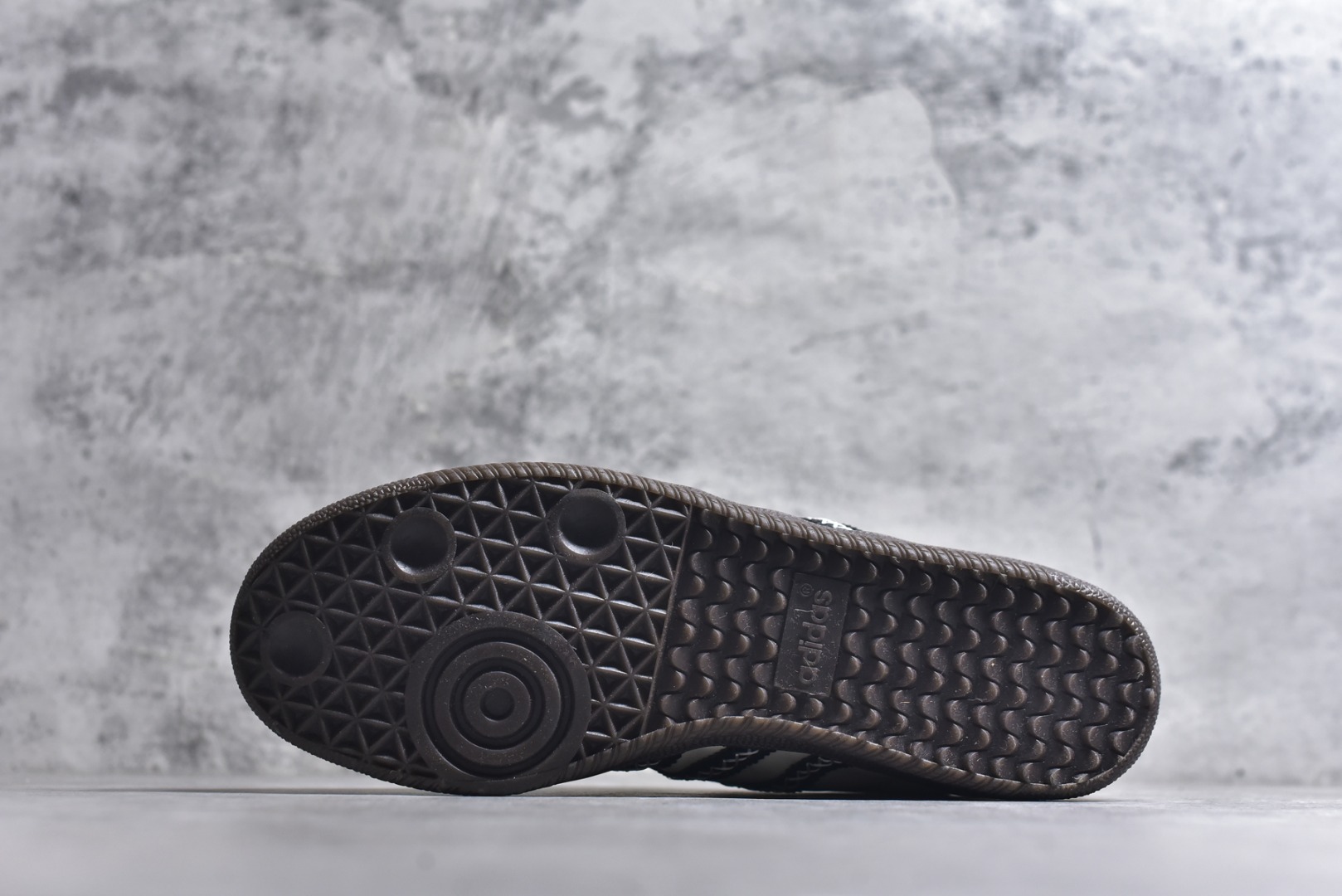 图片[6]-#Adidas三叶草SAMBA OG W 休闲板鞋 性价比天花板 该鞋款鞋面采用多种材料拼接 Superstar系列又备受众多滑板爱好者的青睐 这款Superstar经典鞋 沿用50年来的贝壳鞋头样式 继往开来 采用皮革鞋面和浑厚全包大底设计 烫金徽标伴你在滑板上留下“流星”般绚丽的轨迹 货号： JQ7088 尺码： 36 36.5 37.5 38 38.5 39 40 40.5 41 42 42.5 43 44 44.5 45-选品中心