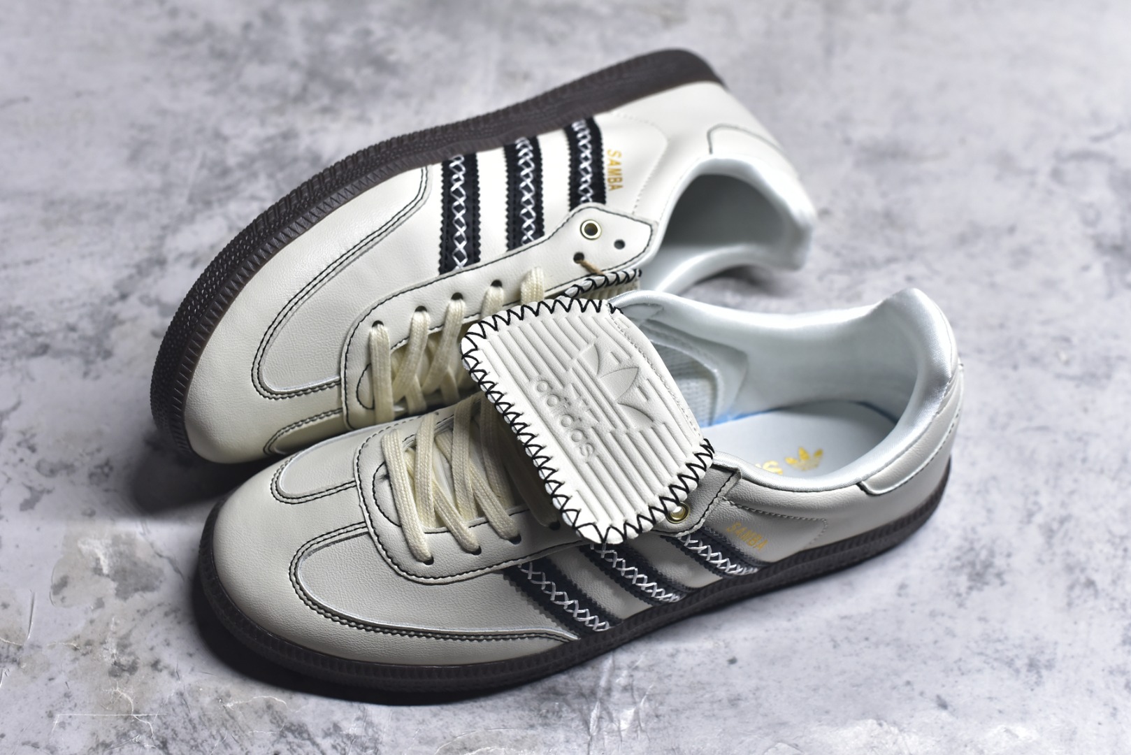 图片[7]-#Adidas三叶草SAMBA OG W 休闲板鞋 性价比天花板 该鞋款鞋面采用多种材料拼接 Superstar系列又备受众多滑板爱好者的青睐 这款Superstar经典鞋 沿用50年来的贝壳鞋头样式 继往开来 采用皮革鞋面和浑厚全包大底设计 烫金徽标伴你在滑板上留下“流星”般绚丽的轨迹 货号： JQ7088 尺码： 36 36.5 37.5 38 38.5 39 40 40.5 41 42 42.5 43 44 44.5 45-选品中心