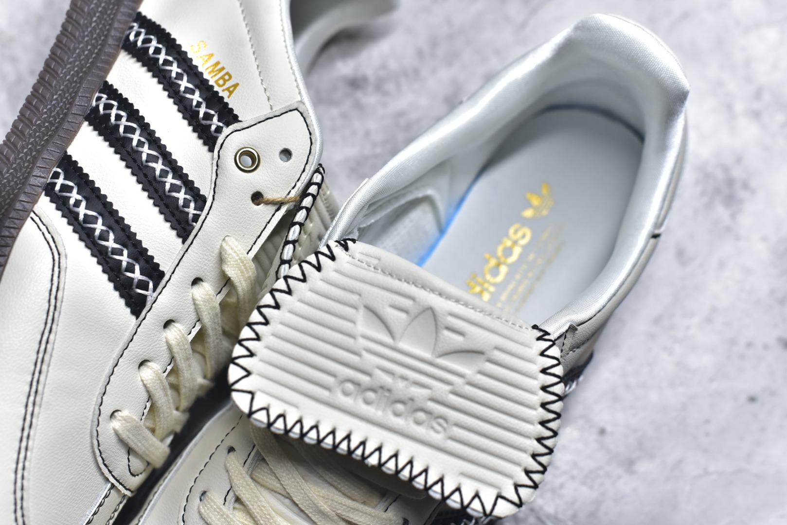 图片[9]-#Adidas三叶草SAMBA OG W 休闲板鞋 性价比天花板 该鞋款鞋面采用多种材料拼接 Superstar系列又备受众多滑板爱好者的青睐 这款Superstar经典鞋 沿用50年来的贝壳鞋头样式 继往开来 采用皮革鞋面和浑厚全包大底设计 烫金徽标伴你在滑板上留下“流星”般绚丽的轨迹 货号： JQ7088 尺码： 36 36.5 37.5 38 38.5 39 40 40.5 41 42 42.5 43 44 44.5 45-选品中心