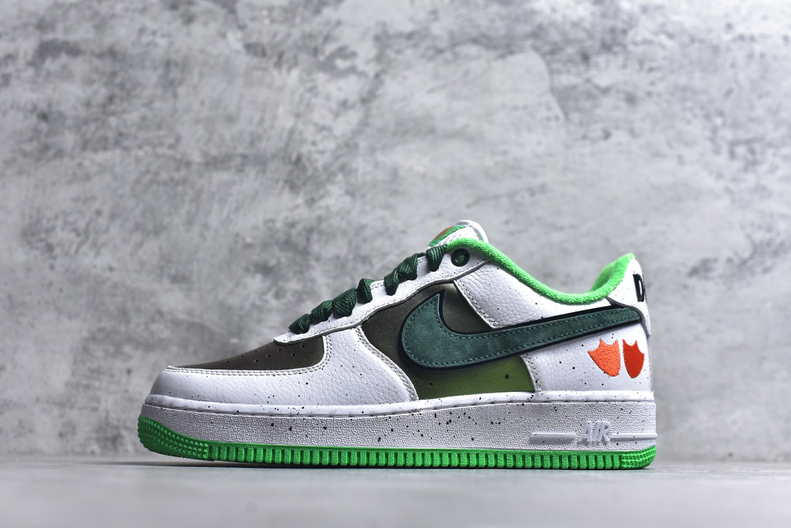 #Nike Air Force 1 Low 空军一号低帮百搭休闲运动板鞋 柔软、弹性十足的缓震性能和出色的中底设计，横跨复古与现代的外型结合，造就出风靡全球三十多年的Force 1，直到今天还深受青睐 尺码：36 36.5 37.5 38 38.5 39 40 40.5 41 42 42.5 43 44 45 货号：IU7613-100-选品中心