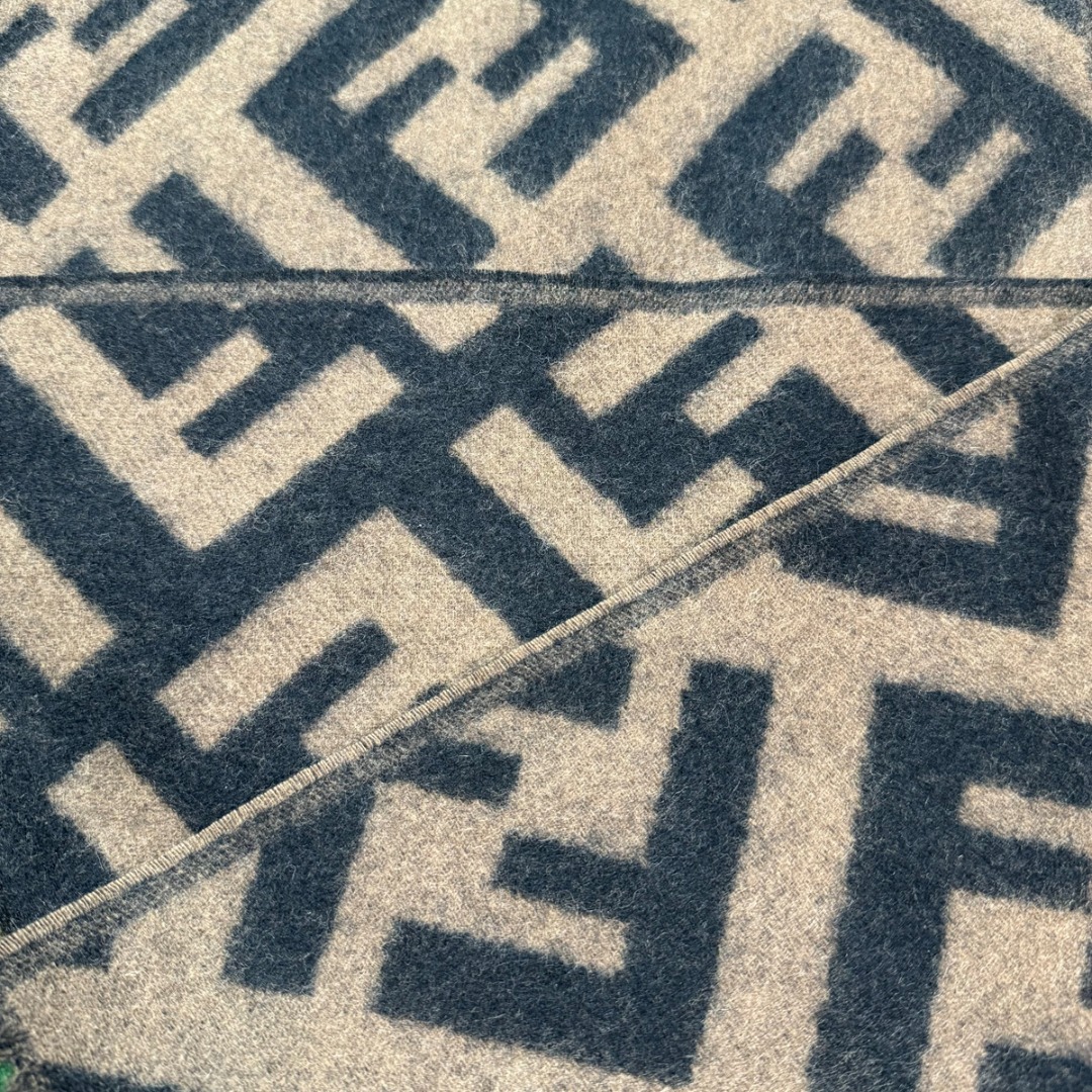 图片[5]-#Fendi/芬迪 FF老花流苏围巾 严格采用原版规格面料，95%优质羊毛+5%桑蚕丝混纺，得益于精梳工艺与高密度织法，围巾手感软糯亲肤，触感细腻不扎人，同时保证了面料的挺括度和垂坠感，实现了柔软与有型的完美平衡，双面可用设计，一面是深邃神秘的黑色底FF老花，另一面是温暖经典的驼色底FF老花，一条围巾相当于两种风格，随心切换，从水洗标、内标到吊牌、编号，均为一致，标签字体、缝线工艺等细节均严格对标，超大尺寸既可作围巾，也可当披肩，FF老花图案是品牌最具辨识度的视觉符号，自带高级气场，能瞬间提升整体穿搭的时尚感，让日常造型“UpUp” 尺码：180×48cm，流苏10cm-选品中心