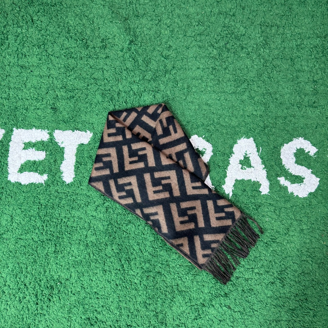 图片[2]-#Fendi/芬迪 FF老花流苏围巾 严格采用原版规格面料，95%优质羊毛+5%桑蚕丝混纺，得益于精梳工艺与高密度织法，围巾手感软糯亲肤，触感细腻不扎人，同时保证了面料的挺括度和垂坠感，实现了柔软与有型的完美平衡，双面可用设计，一面是深邃神秘的黑色底FF老花，另一面是温暖经典的驼色底FF老花，一条围巾相当于两种风格，随心切换，从水洗标、内标到吊牌、编号，均为一致，标签字体、缝线工艺等细节均严格对标，超大尺寸既可作围巾，也可当披肩，FF老花图案是品牌最具辨识度的视觉符号，自带高级气场，能瞬间提升整体穿搭的时尚感，让日常造型“UpUp” 尺码：180×48cm，流苏10cm-选品中心