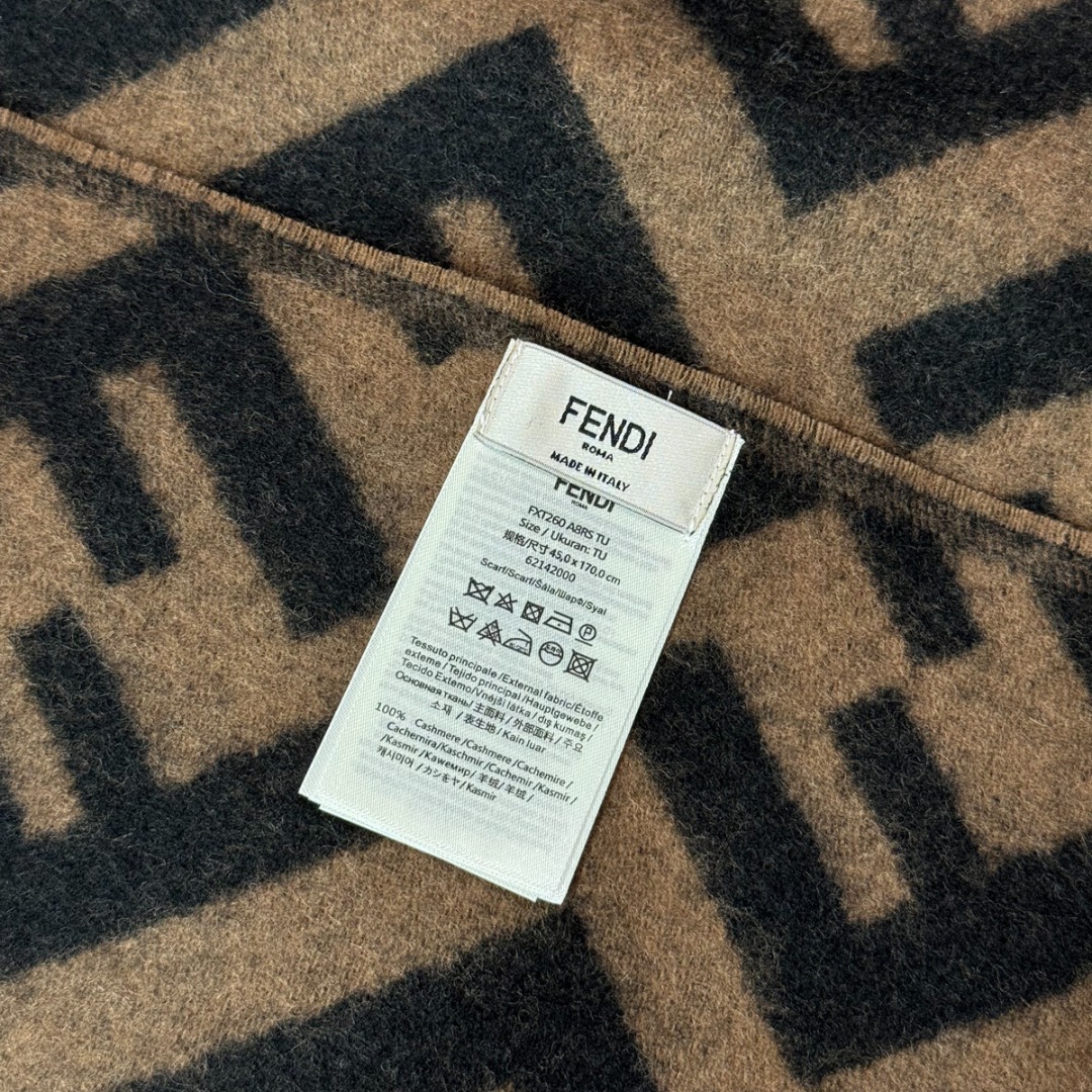 图片[7]-#Fendi/芬迪 FF老花流苏围巾 严格采用原版规格面料，95%优质羊毛+5%桑蚕丝混纺，得益于精梳工艺与高密度织法，围巾手感软糯亲肤，触感细腻不扎人，同时保证了面料的挺括度和垂坠感，实现了柔软与有型的完美平衡，双面可用设计，一面是深邃神秘的黑色底FF老花，另一面是温暖经典的驼色底FF老花，一条围巾相当于两种风格，随心切换，从水洗标、内标到吊牌、编号，均为一致，标签字体、缝线工艺等细节均严格对标，超大尺寸既可作围巾，也可当披肩，FF老花图案是品牌最具辨识度的视觉符号，自带高级气场，能瞬间提升整体穿搭的时尚感，让日常造型“UpUp” 尺码：180×48cm，流苏10cm-选品中心