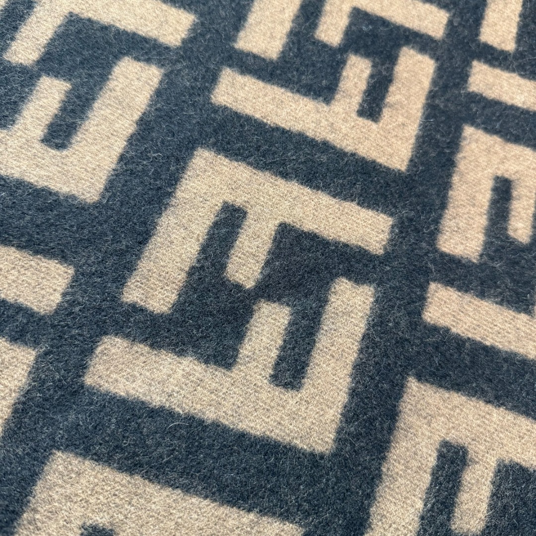 图片[9]-#Fendi/芬迪 FF老花流苏围巾 严格采用原版规格面料，95%优质羊毛+5%桑蚕丝混纺，得益于精梳工艺与高密度织法，围巾手感软糯亲肤，触感细腻不扎人，同时保证了面料的挺括度和垂坠感，实现了柔软与有型的完美平衡，双面可用设计，一面是深邃神秘的黑色底FF老花，另一面是温暖经典的驼色底FF老花，一条围巾相当于两种风格，随心切换，从水洗标、内标到吊牌、编号，均为一致，标签字体、缝线工艺等细节均严格对标，超大尺寸既可作围巾，也可当披肩，FF老花图案是品牌最具辨识度的视觉符号，自带高级气场，能瞬间提升整体穿搭的时尚感，让日常造型“UpUp” 尺码：180×48cm，流苏10cm-选品中心