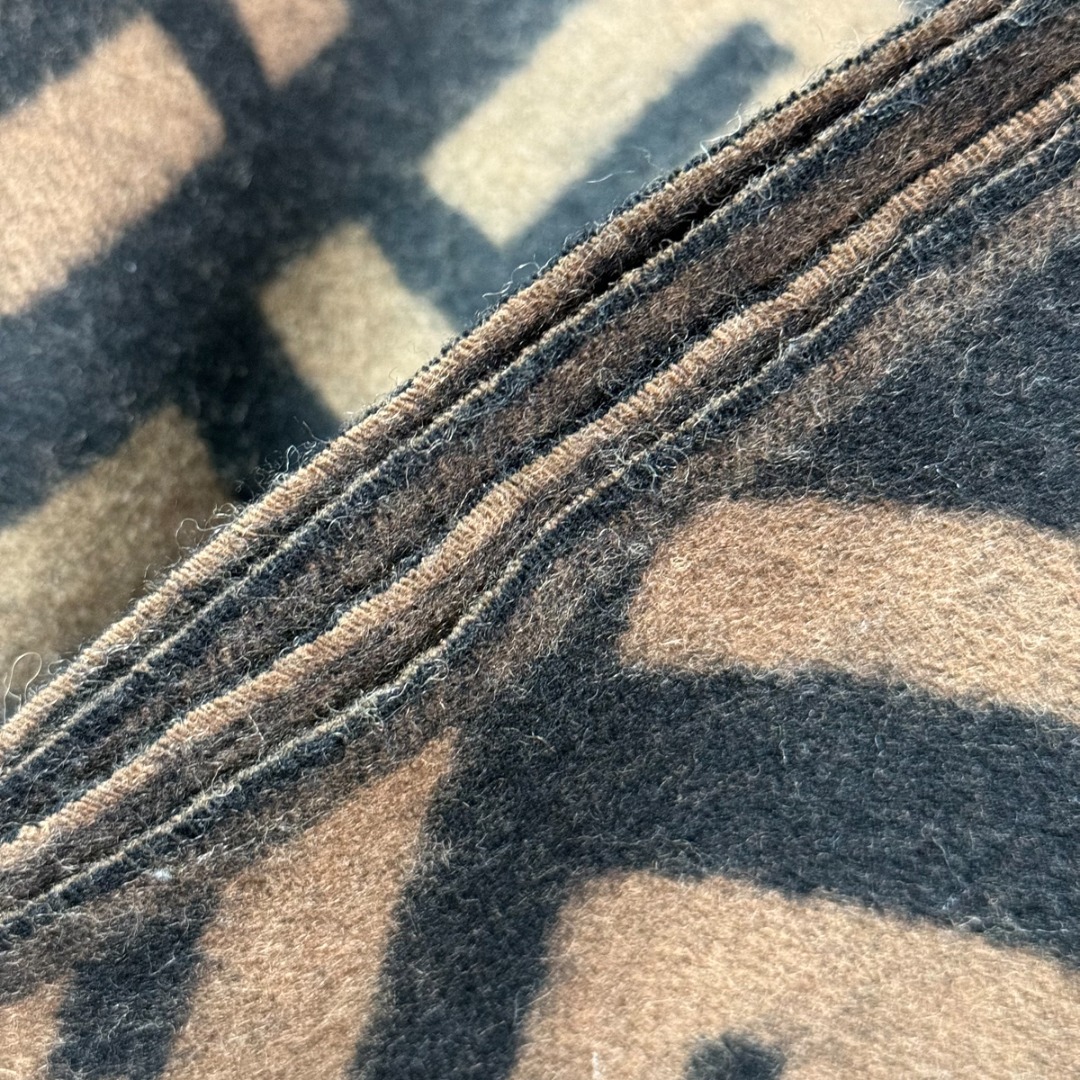 图片[6]-#Fendi/芬迪 FF老花流苏围巾 严格采用原版规格面料，95%优质羊毛+5%桑蚕丝混纺，得益于精梳工艺与高密度织法，围巾手感软糯亲肤，触感细腻不扎人，同时保证了面料的挺括度和垂坠感，实现了柔软与有型的完美平衡，双面可用设计，一面是深邃神秘的黑色底FF老花，另一面是温暖经典的驼色底FF老花，一条围巾相当于两种风格，随心切换，从水洗标、内标到吊牌、编号，均为一致，标签字体、缝线工艺等细节均严格对标，超大尺寸既可作围巾，也可当披肩，FF老花图案是品牌最具辨识度的视觉符号，自带高级气场，能瞬间提升整体穿搭的时尚感，让日常造型“UpUp” 尺码：180×48cm，流苏10cm-选品中心