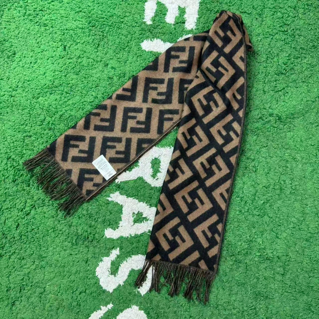 图片[3]-#Fendi/芬迪 FF老花流苏围巾 严格采用原版规格面料，95%优质羊毛+5%桑蚕丝混纺，得益于精梳工艺与高密度织法，围巾手感软糯亲肤，触感细腻不扎人，同时保证了面料的挺括度和垂坠感，实现了柔软与有型的完美平衡，双面可用设计，一面是深邃神秘的黑色底FF老花，另一面是温暖经典的驼色底FF老花，一条围巾相当于两种风格，随心切换，从水洗标、内标到吊牌、编号，均为一致，标签字体、缝线工艺等细节均严格对标，超大尺寸既可作围巾，也可当披肩，FF老花图案是品牌最具辨识度的视觉符号，自带高级气场，能瞬间提升整体穿搭的时尚感，让日常造型“UpUp” 尺码：180×48cm，流苏10cm-选品中心