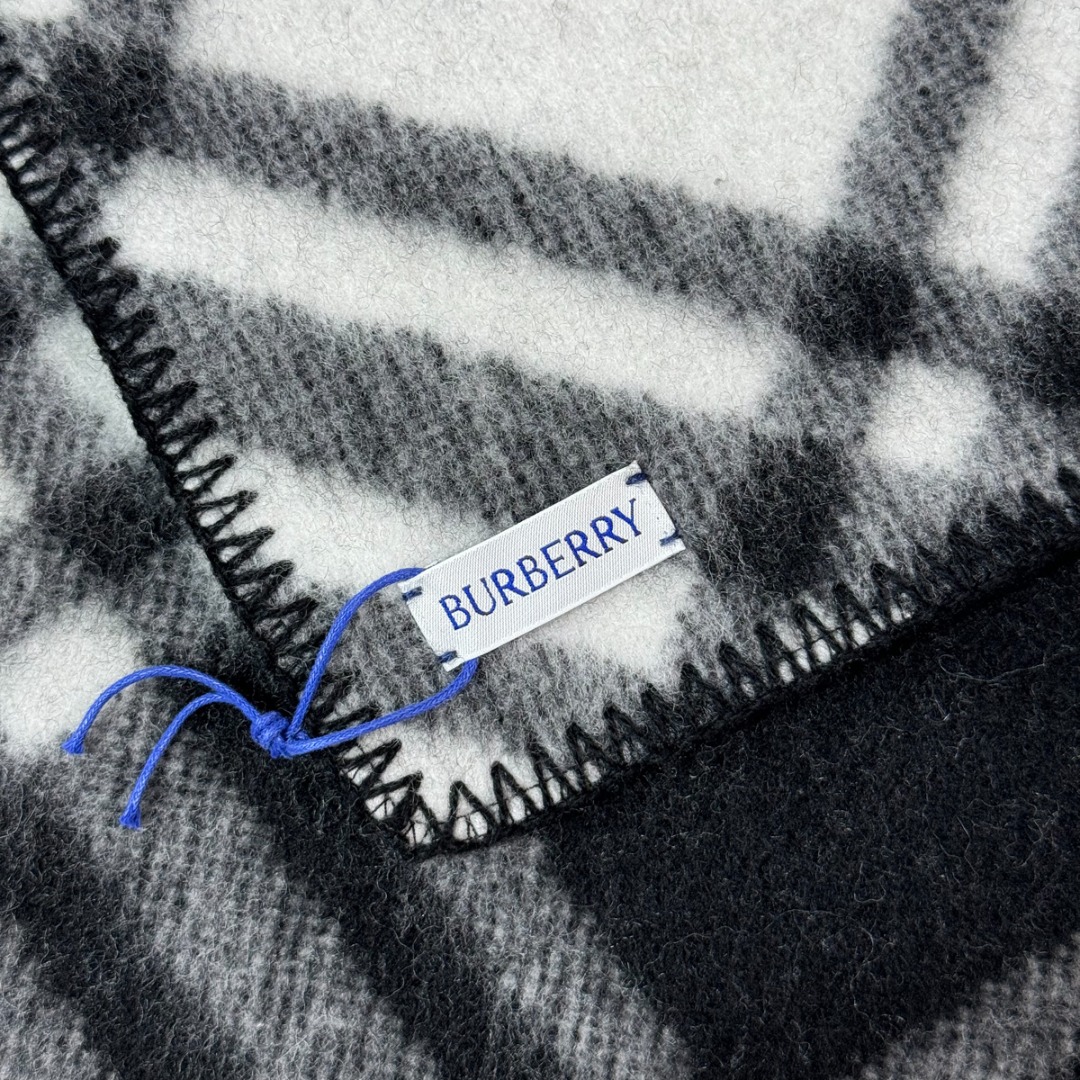 图片[6]-#Burberry/博柏利 黑格纹围巾 -正确细节，手工穿线包边 采用100%澳洲绵羊毛，确保了围巾的柔软亲肤和出色的保暖性，触感细腻不扎人，独特编织与包边，最大的特色在于粗线编织格工艺的一体式包边，这不仅是对经典格纹的另一种完美呈现，也体现了精湛的工艺，围巾握在手中能感受到如云朵般的空气绵绵感，这种蓬松柔软的体验得益于复杂的后整工艺，采用AB双面设计，正反面均为Burberry经典格纹，并通过独特的配色与工艺，作为男女同款的设计，它非常适合作为情侣搭配，能够轻松融入各种穿搭风格，无论是休闲还是正式场合都能驾驭 尺码：180×30cm-选品中心