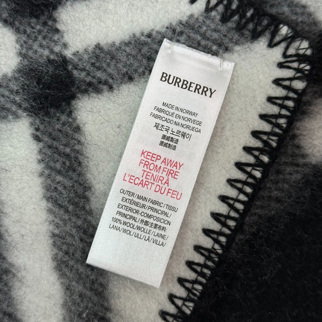 图片[8]-#Burberry/博柏利 黑格纹围巾 -正确细节，手工穿线包边 采用100%澳洲绵羊毛，确保了围巾的柔软亲肤和出色的保暖性，触感细腻不扎人，独特编织与包边，最大的特色在于粗线编织格工艺的一体式包边，这不仅是对经典格纹的另一种完美呈现，也体现了精湛的工艺，围巾握在手中能感受到如云朵般的空气绵绵感，这种蓬松柔软的体验得益于复杂的后整工艺，采用AB双面设计，正反面均为Burberry经典格纹，并通过独特的配色与工艺，作为男女同款的设计，它非常适合作为情侣搭配，能够轻松融入各种穿搭风格，无论是休闲还是正式场合都能驾驭 尺码：180×30cm-选品中心