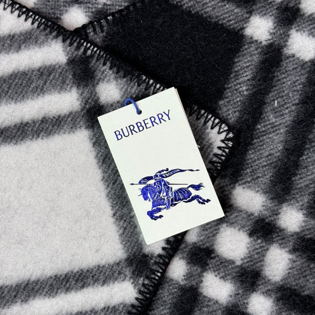 图片[7]-#Burberry/博柏利 黑格纹围巾 -正确细节，手工穿线包边 采用100%澳洲绵羊毛，确保了围巾的柔软亲肤和出色的保暖性，触感细腻不扎人，独特编织与包边，最大的特色在于粗线编织格工艺的一体式包边，这不仅是对经典格纹的另一种完美呈现，也体现了精湛的工艺，围巾握在手中能感受到如云朵般的空气绵绵感，这种蓬松柔软的体验得益于复杂的后整工艺，采用AB双面设计，正反面均为Burberry经典格纹，并通过独特的配色与工艺，作为男女同款的设计，它非常适合作为情侣搭配，能够轻松融入各种穿搭风格，无论是休闲还是正式场合都能驾驭 尺码：180×30cm-选品中心
