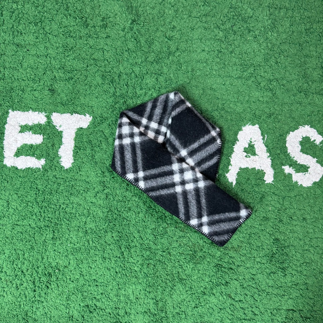 图片[3]-#Burberry/博柏利 黑格纹围巾 -正确细节，手工穿线包边 采用100%澳洲绵羊毛，确保了围巾的柔软亲肤和出色的保暖性，触感细腻不扎人，独特编织与包边，最大的特色在于粗线编织格工艺的一体式包边，这不仅是对经典格纹的另一种完美呈现，也体现了精湛的工艺，围巾握在手中能感受到如云朵般的空气绵绵感，这种蓬松柔软的体验得益于复杂的后整工艺，采用AB双面设计，正反面均为Burberry经典格纹，并通过独特的配色与工艺，作为男女同款的设计，它非常适合作为情侣搭配，能够轻松融入各种穿搭风格，无论是休闲还是正式场合都能驾驭 尺码：180×30cm-选品中心