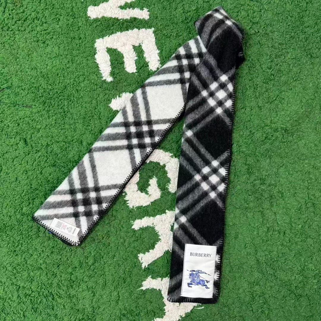 图片[4]-#Burberry/博柏利 黑格纹围巾 -正确细节，手工穿线包边 采用100%澳洲绵羊毛，确保了围巾的柔软亲肤和出色的保暖性，触感细腻不扎人，独特编织与包边，最大的特色在于粗线编织格工艺的一体式包边，这不仅是对经典格纹的另一种完美呈现，也体现了精湛的工艺，围巾握在手中能感受到如云朵般的空气绵绵感，这种蓬松柔软的体验得益于复杂的后整工艺，采用AB双面设计，正反面均为Burberry经典格纹，并通过独特的配色与工艺，作为男女同款的设计，它非常适合作为情侣搭配，能够轻松融入各种穿搭风格，无论是休闲还是正式场合都能驾驭 尺码：180×30cm-选品中心