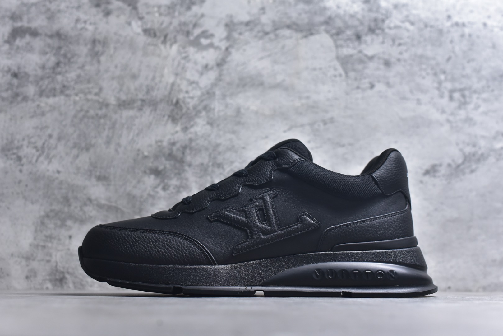 #驴家 新配色 男士🧍‍♂️trainer运动鞋，本款 LV Trainer 运动鞋取材柔软粒面小牛皮，呈现纯净色调，品牌诞生于1854年，设计师手写体品牌标识点缀一侧，virgil abloh亲自操刀设计，非常具有纪念价值的一款运动鞋，全新lv路易威登louis vuitton trainer sneaker low休闲运动文化百搭篮球板鞋 尺码：39-46-选品中心