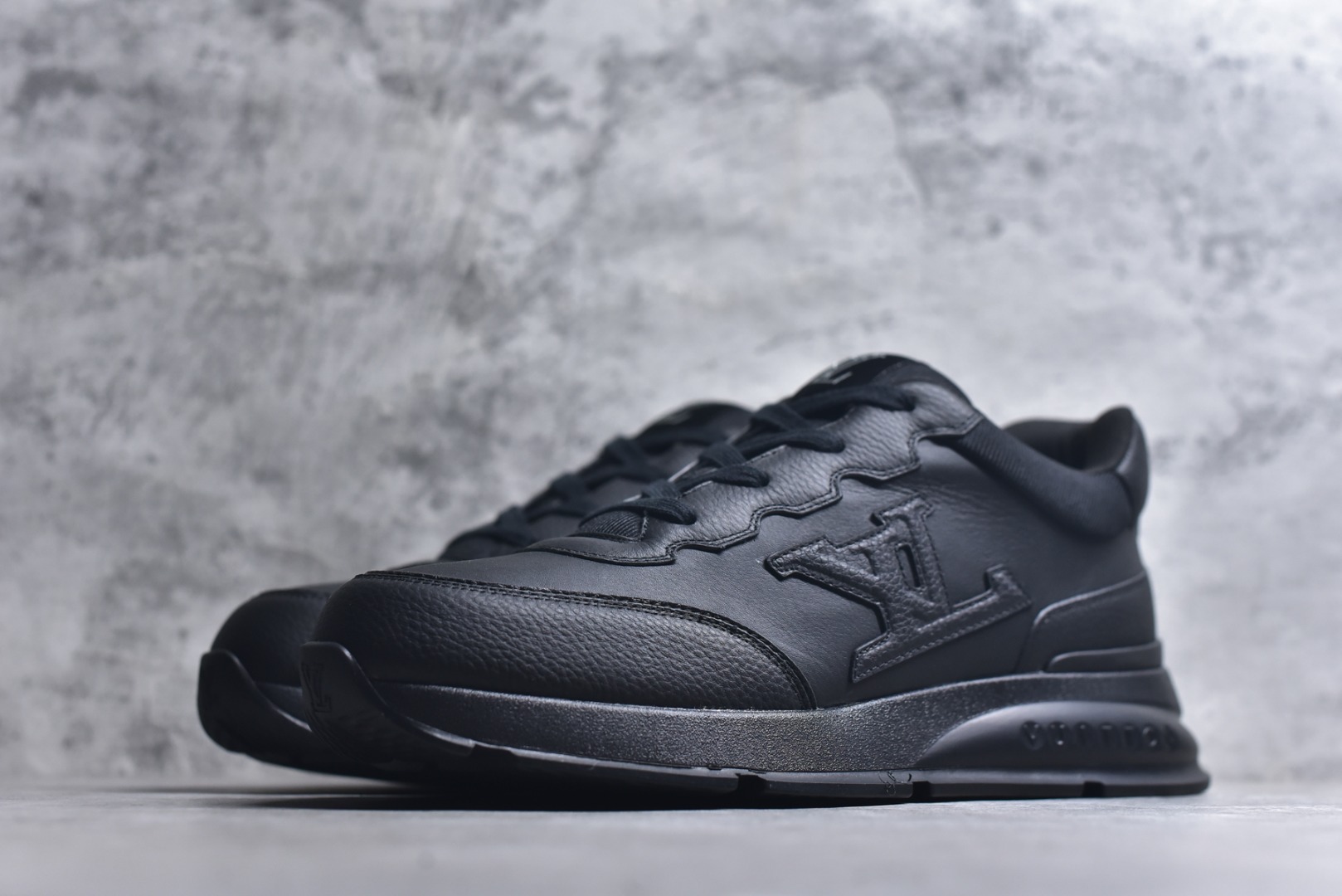 图片[2]-#驴家 新配色 男士🧍‍♂️trainer运动鞋，本款 LV Trainer 运动鞋取材柔软粒面小牛皮，呈现纯净色调，品牌诞生于1854年，设计师手写体品牌标识点缀一侧，virgil abloh亲自操刀设计，非常具有纪念价值的一款运动鞋，全新lv路易威登louis vuitton trainer sneaker low休闲运动文化百搭篮球板鞋 尺码：39-46-选品中心