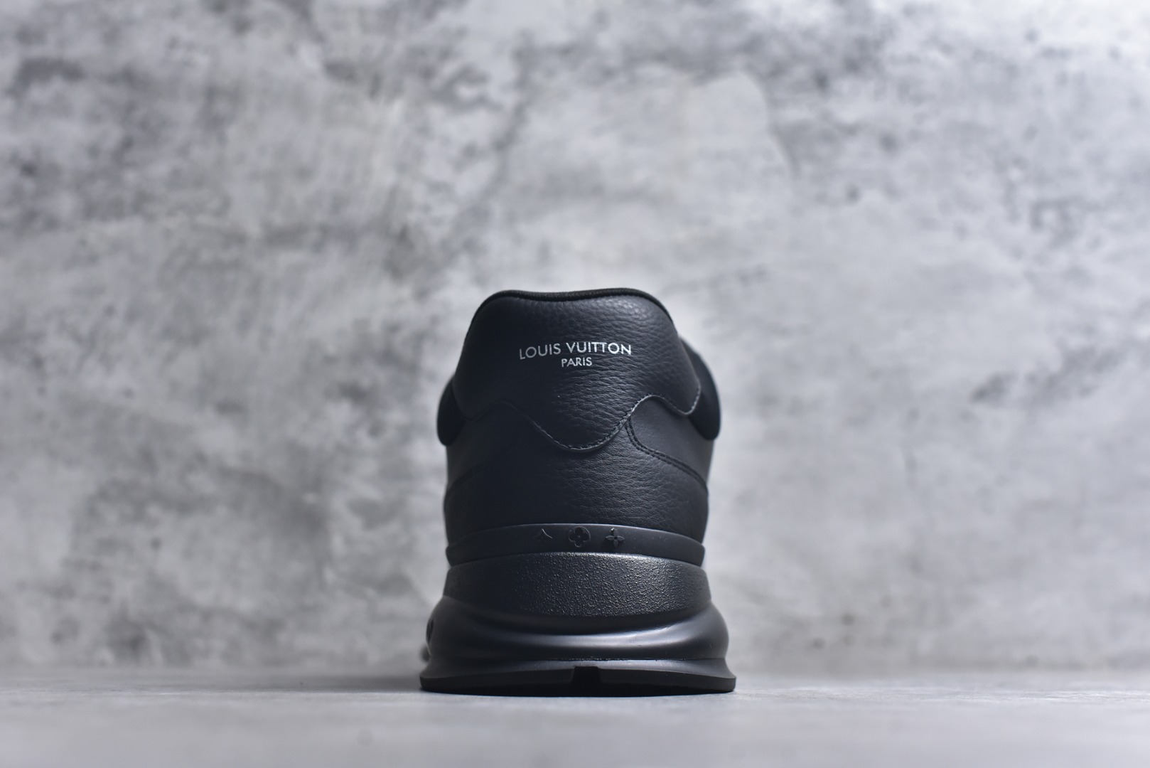 图片[5]-#驴家 新配色 男士🧍‍♂️trainer运动鞋，本款 LV Trainer 运动鞋取材柔软粒面小牛皮，呈现纯净色调，品牌诞生于1854年，设计师手写体品牌标识点缀一侧，virgil abloh亲自操刀设计，非常具有纪念价值的一款运动鞋，全新lv路易威登louis vuitton trainer sneaker low休闲运动文化百搭篮球板鞋 尺码：39-46-选品中心