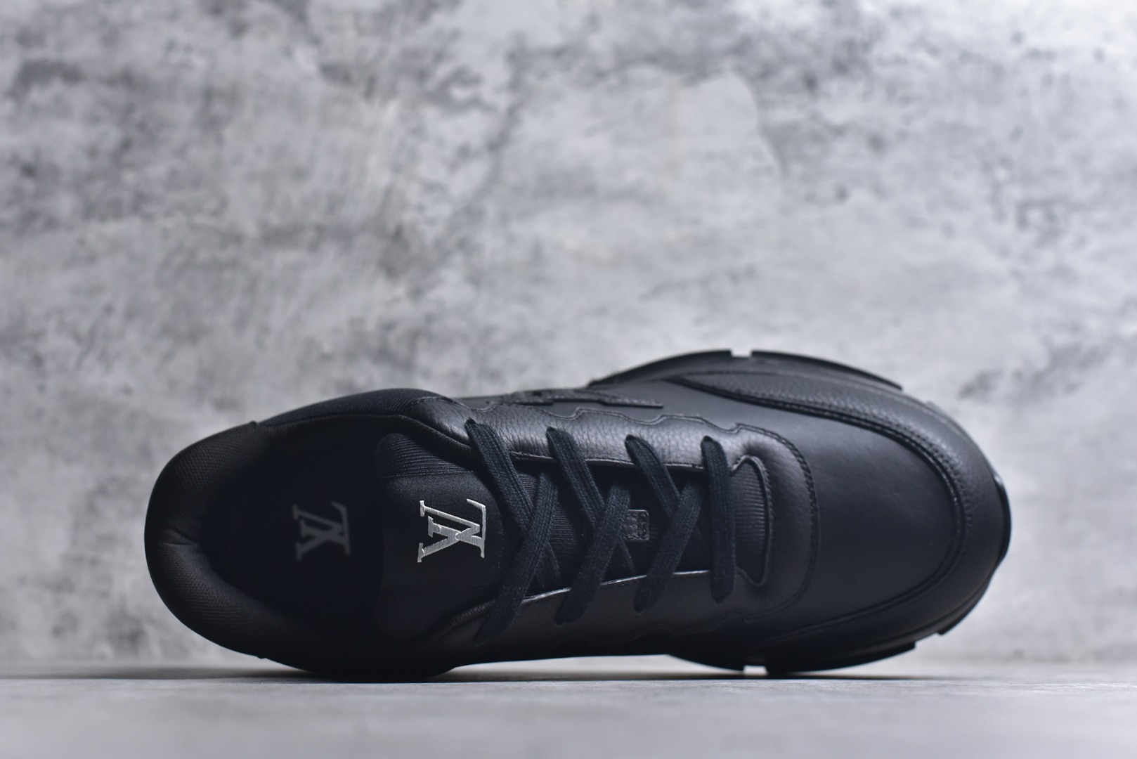 图片[4]-#驴家 新配色 男士🧍‍♂️trainer运动鞋，本款 LV Trainer 运动鞋取材柔软粒面小牛皮，呈现纯净色调，品牌诞生于1854年，设计师手写体品牌标识点缀一侧，virgil abloh亲自操刀设计，非常具有纪念价值的一款运动鞋，全新lv路易威登louis vuitton trainer sneaker low休闲运动文化百搭篮球板鞋 尺码：39-46-选品中心