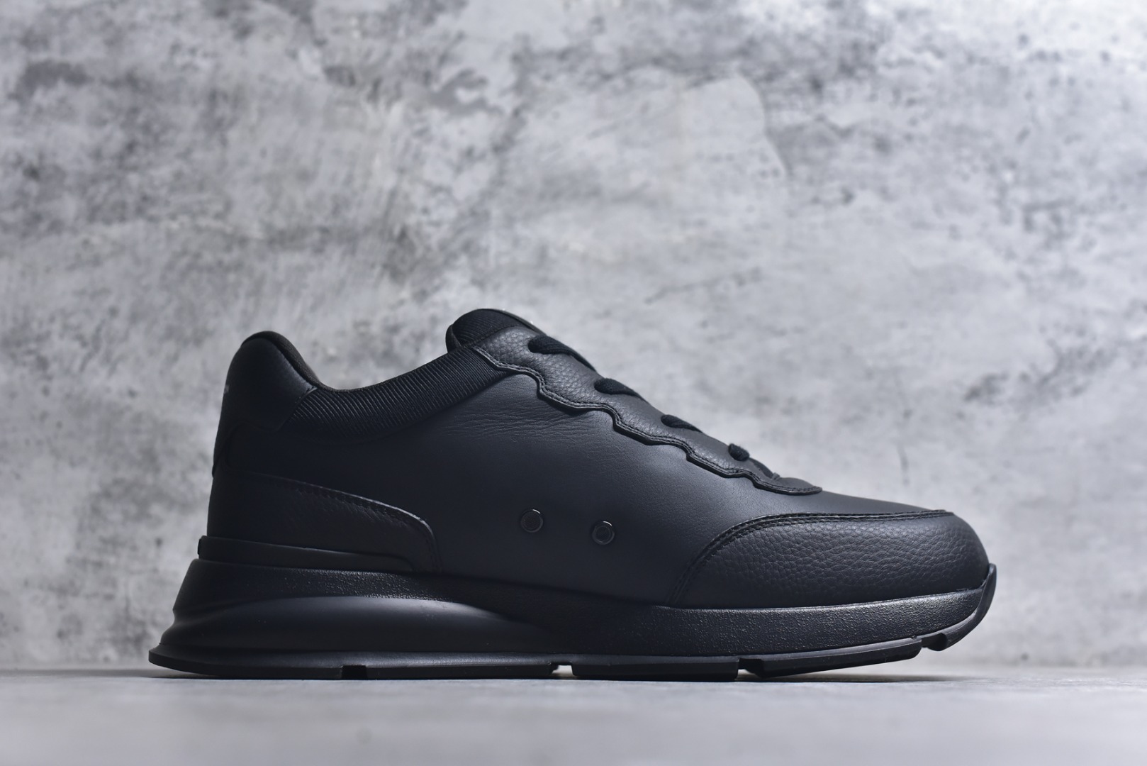 图片[3]-#驴家 新配色 男士🧍‍♂️trainer运动鞋，本款 LV Trainer 运动鞋取材柔软粒面小牛皮，呈现纯净色调，品牌诞生于1854年，设计师手写体品牌标识点缀一侧，virgil abloh亲自操刀设计，非常具有纪念价值的一款运动鞋，全新lv路易威登louis vuitton trainer sneaker low休闲运动文化百搭篮球板鞋 尺码：39-46-选品中心