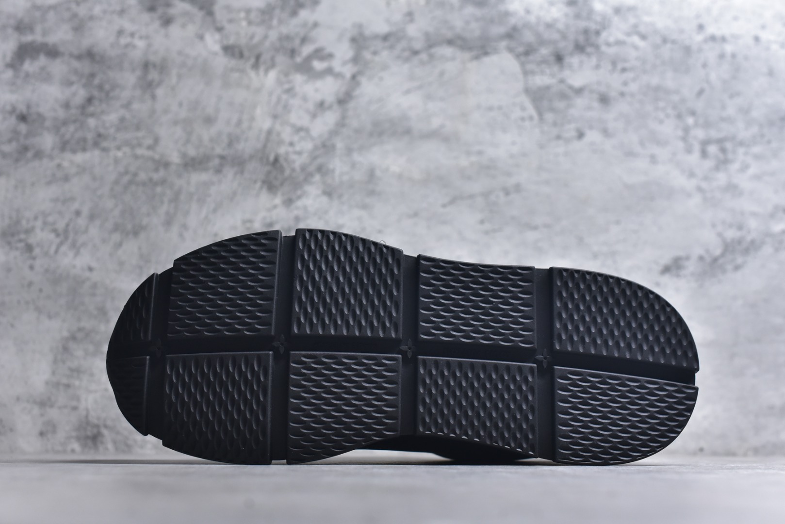 图片[6]-#驴家 新配色 男士🧍‍♂️trainer运动鞋，本款 LV Trainer 运动鞋取材柔软粒面小牛皮，呈现纯净色调，品牌诞生于1854年，设计师手写体品牌标识点缀一侧，virgil abloh亲自操刀设计，非常具有纪念价值的一款运动鞋，全新lv路易威登louis vuitton trainer sneaker low休闲运动文化百搭篮球板鞋 尺码：39-46-选品中心