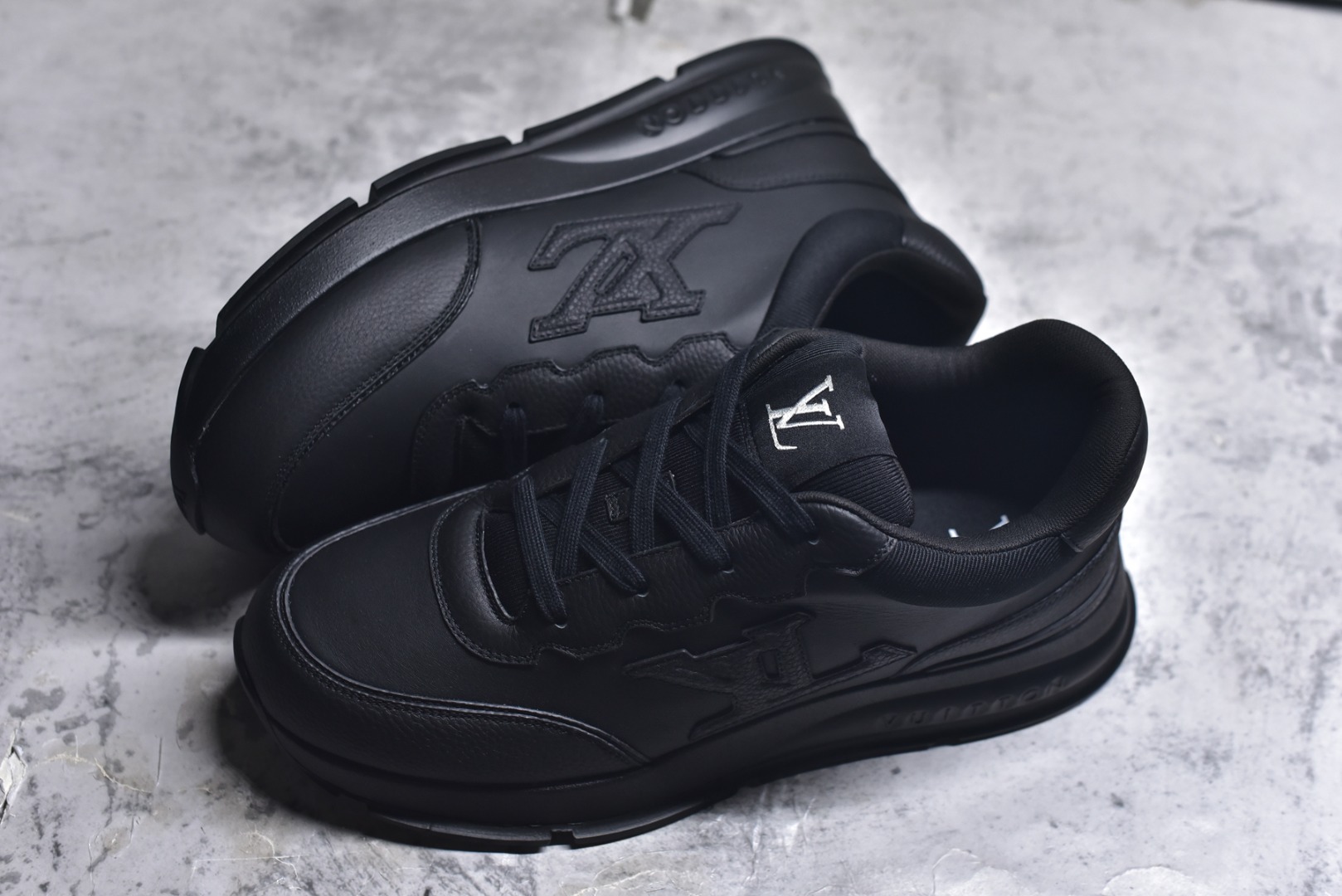 图片[7]-#驴家 新配色 男士🧍‍♂️trainer运动鞋，本款 LV Trainer 运动鞋取材柔软粒面小牛皮，呈现纯净色调，品牌诞生于1854年，设计师手写体品牌标识点缀一侧，virgil abloh亲自操刀设计，非常具有纪念价值的一款运动鞋，全新lv路易威登louis vuitton trainer sneaker low休闲运动文化百搭篮球板鞋 尺码：39-46-选品中心