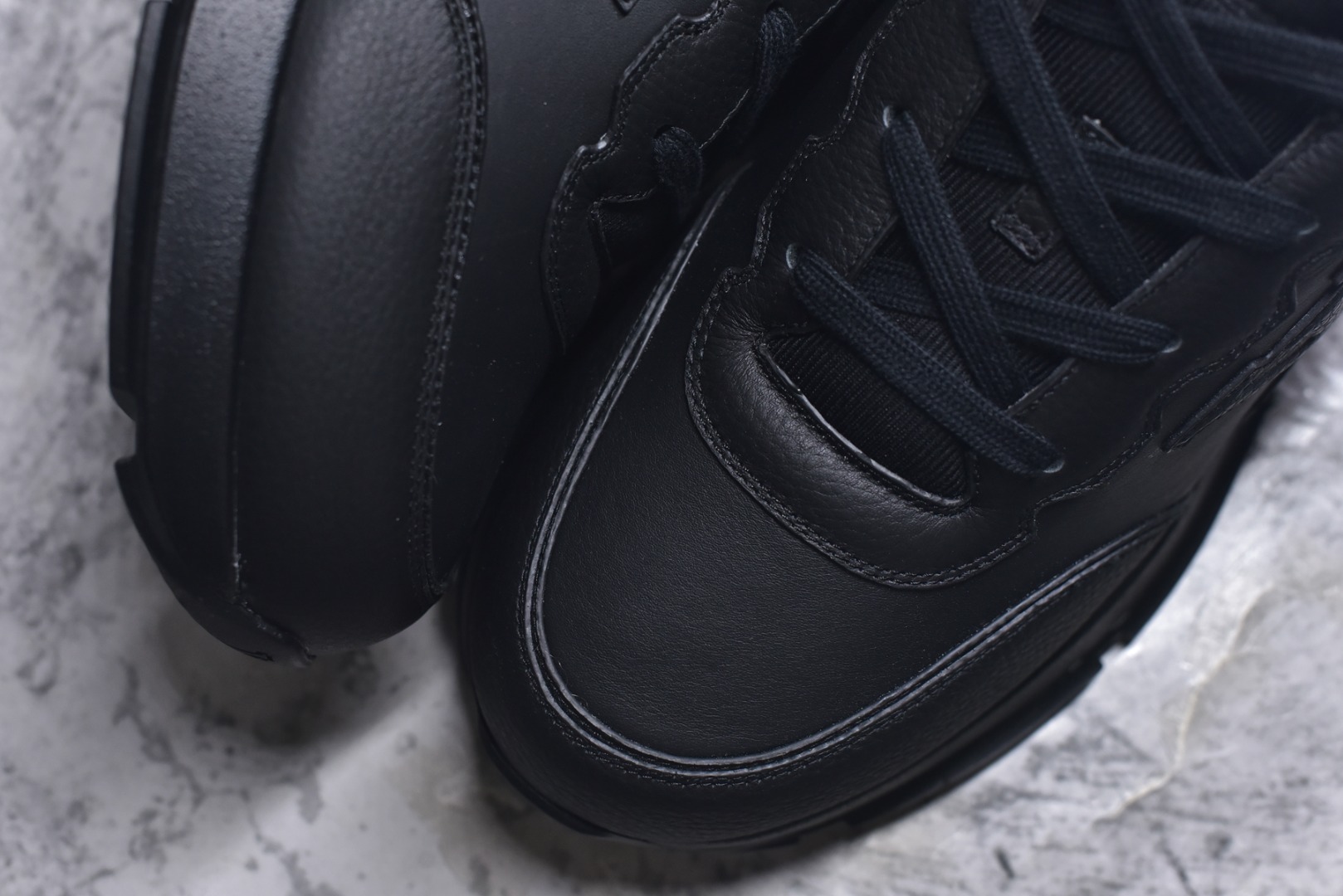 图片[8]-#驴家 新配色 男士🧍‍♂️trainer运动鞋，本款 LV Trainer 运动鞋取材柔软粒面小牛皮，呈现纯净色调，品牌诞生于1854年，设计师手写体品牌标识点缀一侧，virgil abloh亲自操刀设计，非常具有纪念价值的一款运动鞋，全新lv路易威登louis vuitton trainer sneaker low休闲运动文化百搭篮球板鞋 尺码：39-46-选品中心