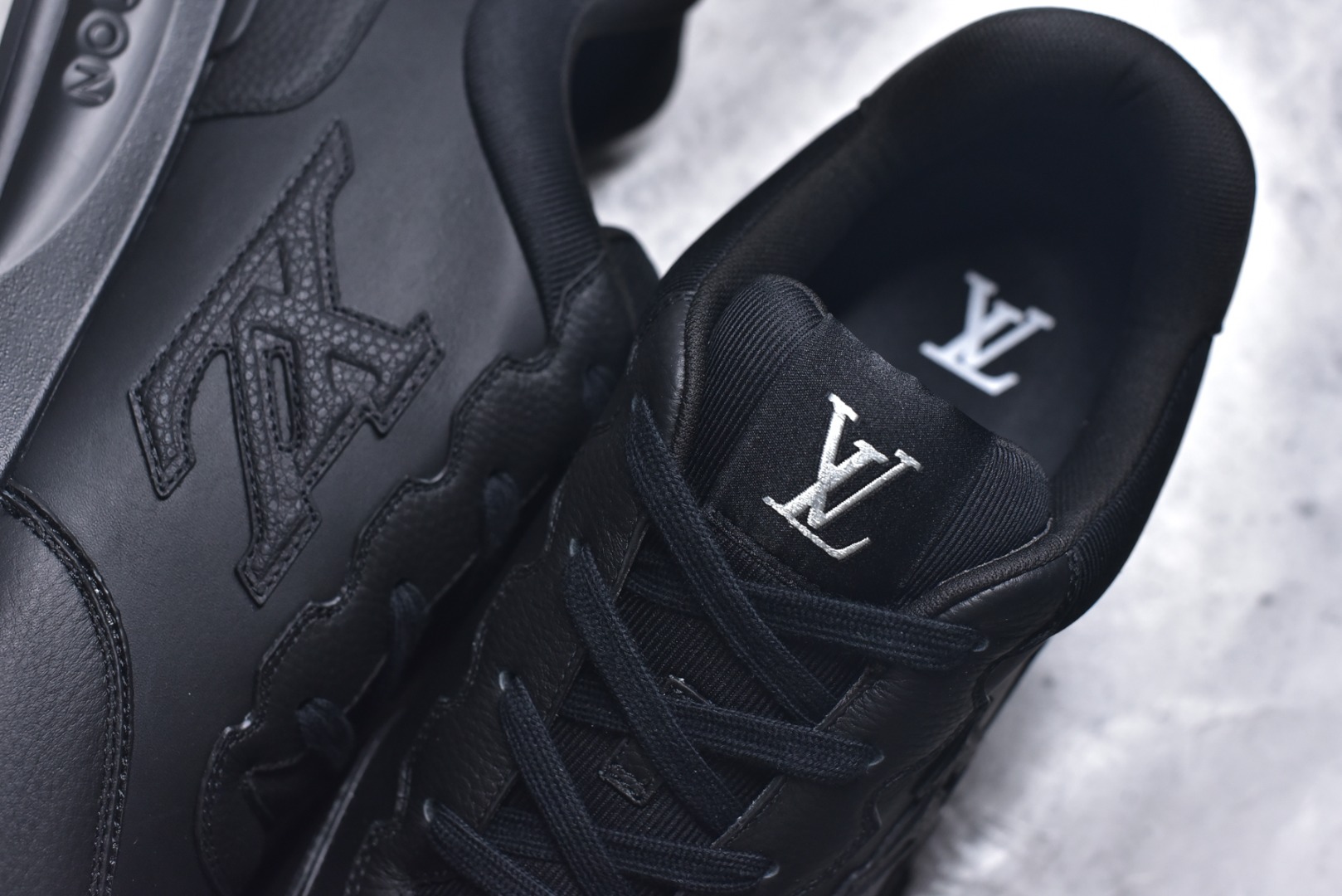 图片[9]-#驴家 新配色 男士🧍‍♂️trainer运动鞋，本款 LV Trainer 运动鞋取材柔软粒面小牛皮，呈现纯净色调，品牌诞生于1854年，设计师手写体品牌标识点缀一侧，virgil abloh亲自操刀设计，非常具有纪念价值的一款运动鞋，全新lv路易威登louis vuitton trainer sneaker low休闲运动文化百搭篮球板鞋 尺码：39-46-选品中心