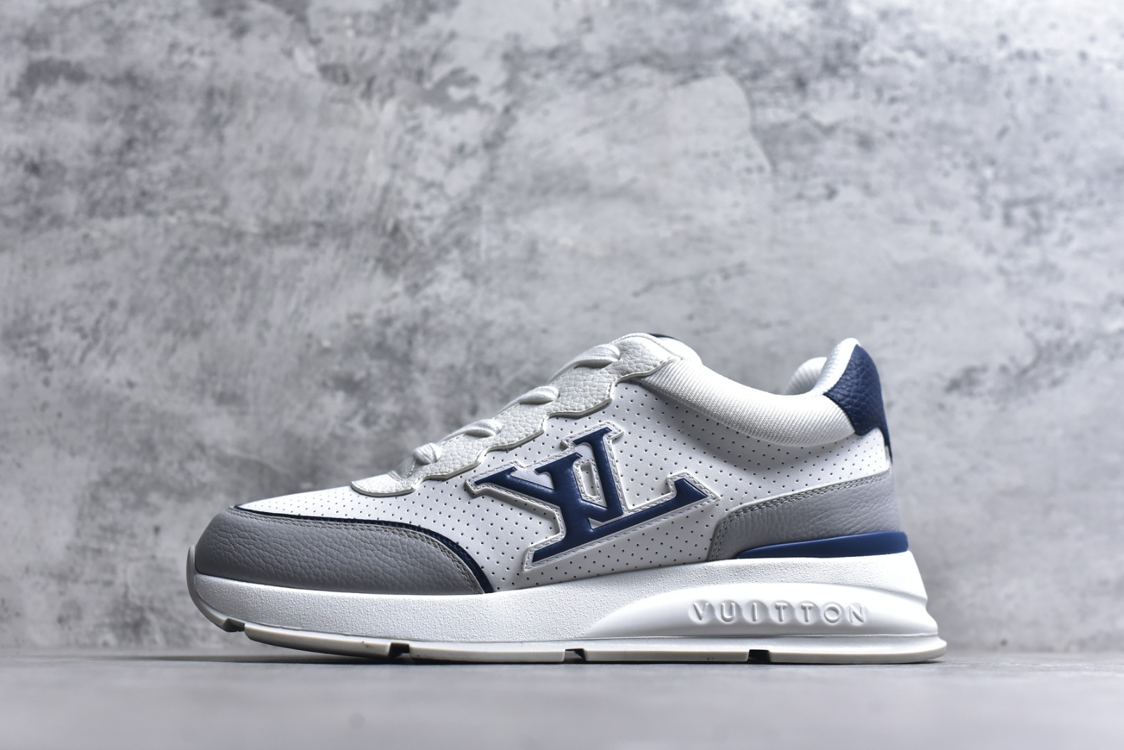 #驴家 新配色 男士🧍‍♂️trainer运动鞋，本款 LV Trainer 运动鞋取材柔软粒面小牛皮，呈现纯净色调，品牌诞生于1854年，设计师手写体品牌标识点缀一侧，virgil abloh亲自操刀设计，非常具有纪念价值的一款运动鞋，全新lv路易威登louis vuitton trainer sneaker low休闲运动文化百搭篮球板鞋 尺码：39-46-选品中心