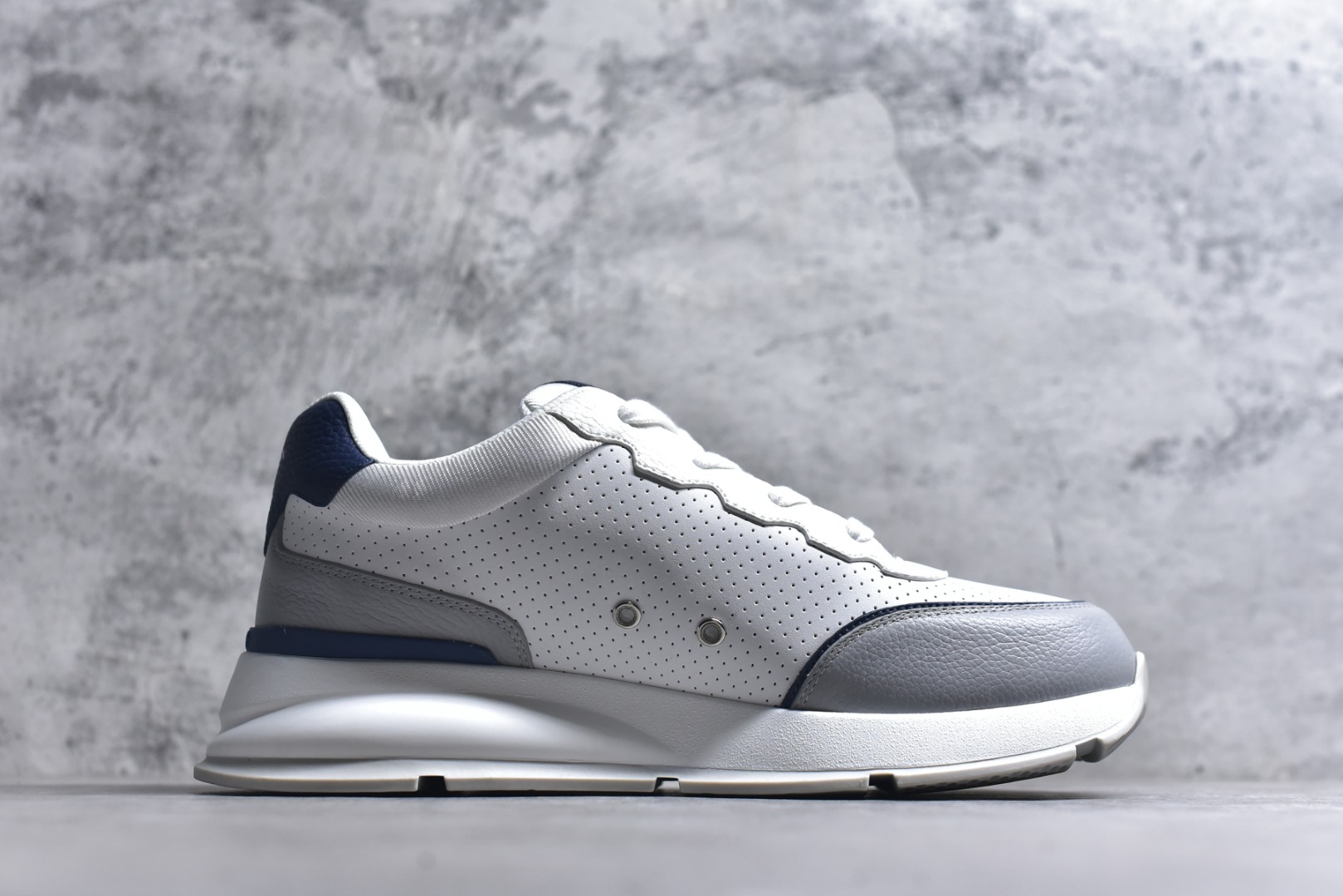 图片[3]-#驴家 新配色 男士🧍‍♂️trainer运动鞋，本款 LV Trainer 运动鞋取材柔软粒面小牛皮，呈现纯净色调，品牌诞生于1854年，设计师手写体品牌标识点缀一侧，virgil abloh亲自操刀设计，非常具有纪念价值的一款运动鞋，全新lv路易威登louis vuitton trainer sneaker low休闲运动文化百搭篮球板鞋 尺码：39-46-选品中心