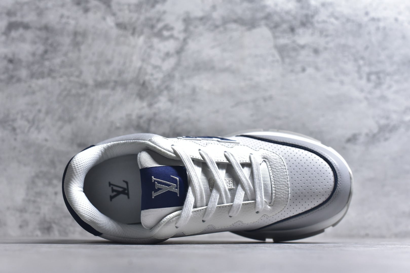 图片[4]-#驴家 新配色 男士🧍‍♂️trainer运动鞋，本款 LV Trainer 运动鞋取材柔软粒面小牛皮，呈现纯净色调，品牌诞生于1854年，设计师手写体品牌标识点缀一侧，virgil abloh亲自操刀设计，非常具有纪念价值的一款运动鞋，全新lv路易威登louis vuitton trainer sneaker low休闲运动文化百搭篮球板鞋 尺码：39-46-选品中心