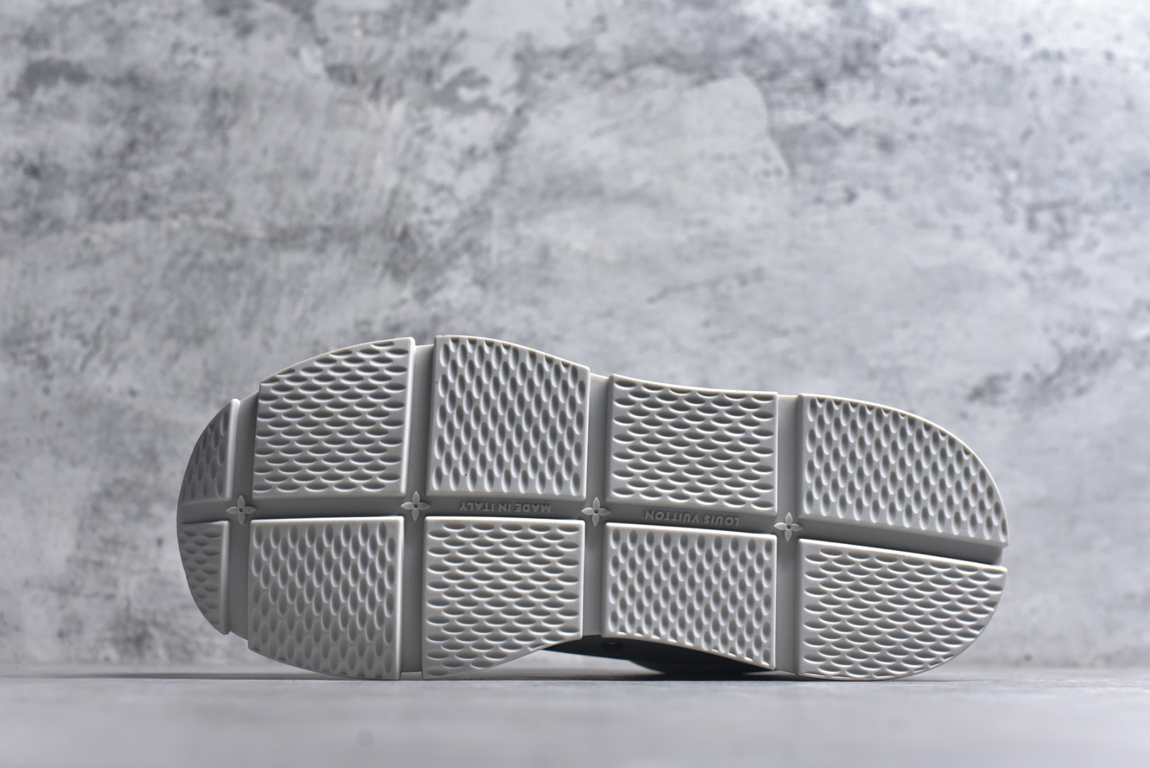 图片[6]-#驴家 新配色 男士🧍‍♂️trainer运动鞋，本款 LV Trainer 运动鞋取材柔软粒面小牛皮，呈现纯净色调，品牌诞生于1854年，设计师手写体品牌标识点缀一侧，virgil abloh亲自操刀设计，非常具有纪念价值的一款运动鞋，全新lv路易威登louis vuitton trainer sneaker low休闲运动文化百搭篮球板鞋 尺码：39-46-选品中心