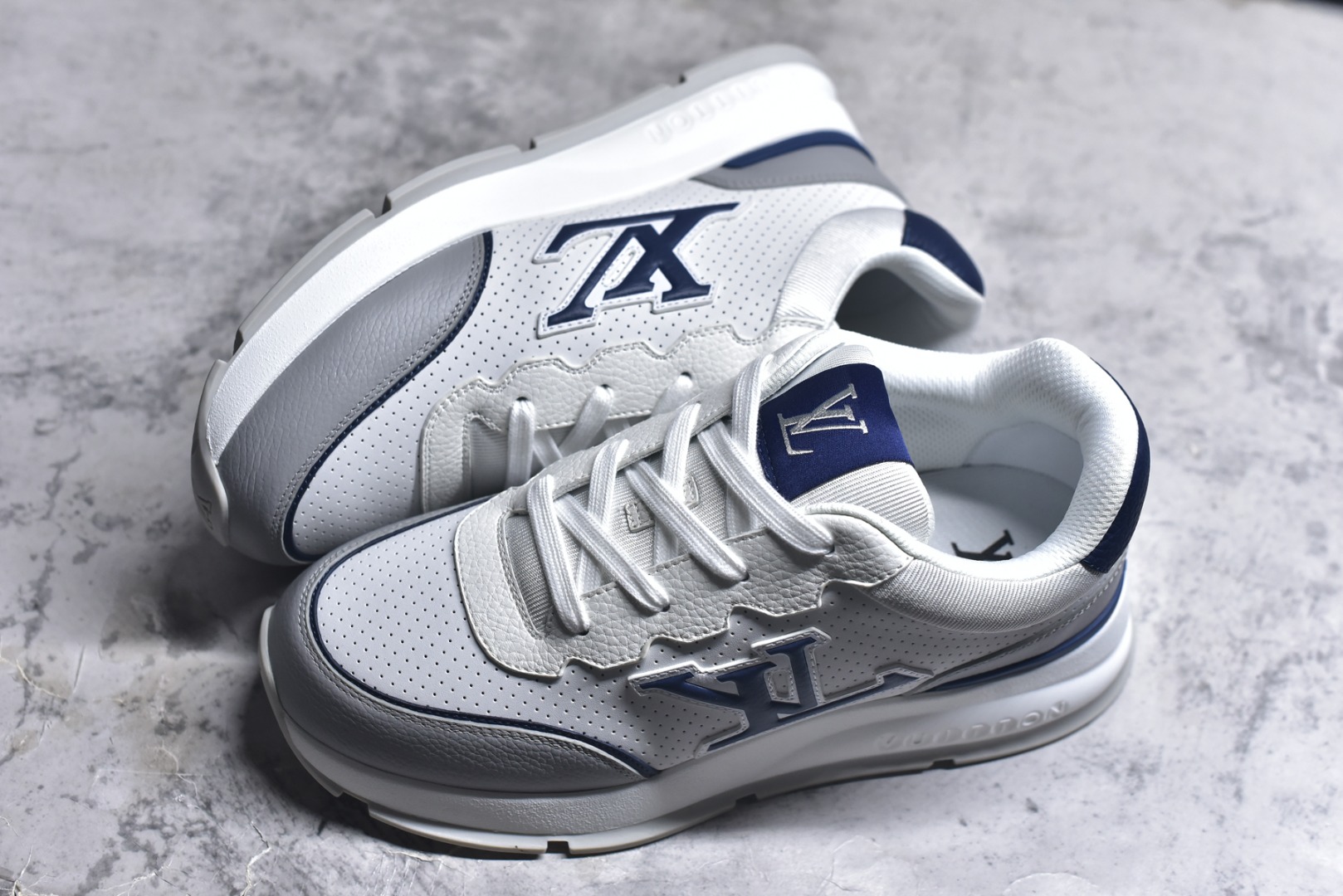 图片[7]-#驴家 新配色 男士🧍‍♂️trainer运动鞋，本款 LV Trainer 运动鞋取材柔软粒面小牛皮，呈现纯净色调，品牌诞生于1854年，设计师手写体品牌标识点缀一侧，virgil abloh亲自操刀设计，非常具有纪念价值的一款运动鞋，全新lv路易威登louis vuitton trainer sneaker low休闲运动文化百搭篮球板鞋 尺码：39-46-选品中心