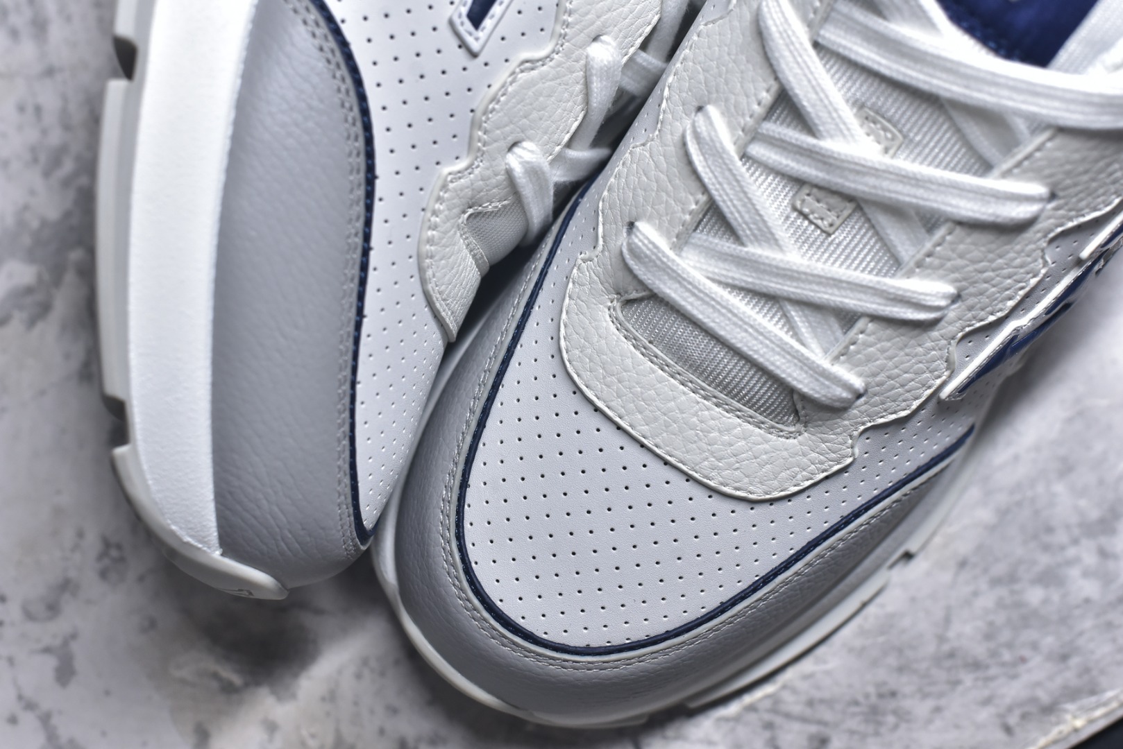 图片[8]-#驴家 新配色 男士🧍‍♂️trainer运动鞋，本款 LV Trainer 运动鞋取材柔软粒面小牛皮，呈现纯净色调，品牌诞生于1854年，设计师手写体品牌标识点缀一侧，virgil abloh亲自操刀设计，非常具有纪念价值的一款运动鞋，全新lv路易威登louis vuitton trainer sneaker low休闲运动文化百搭篮球板鞋 尺码：39-46-选品中心