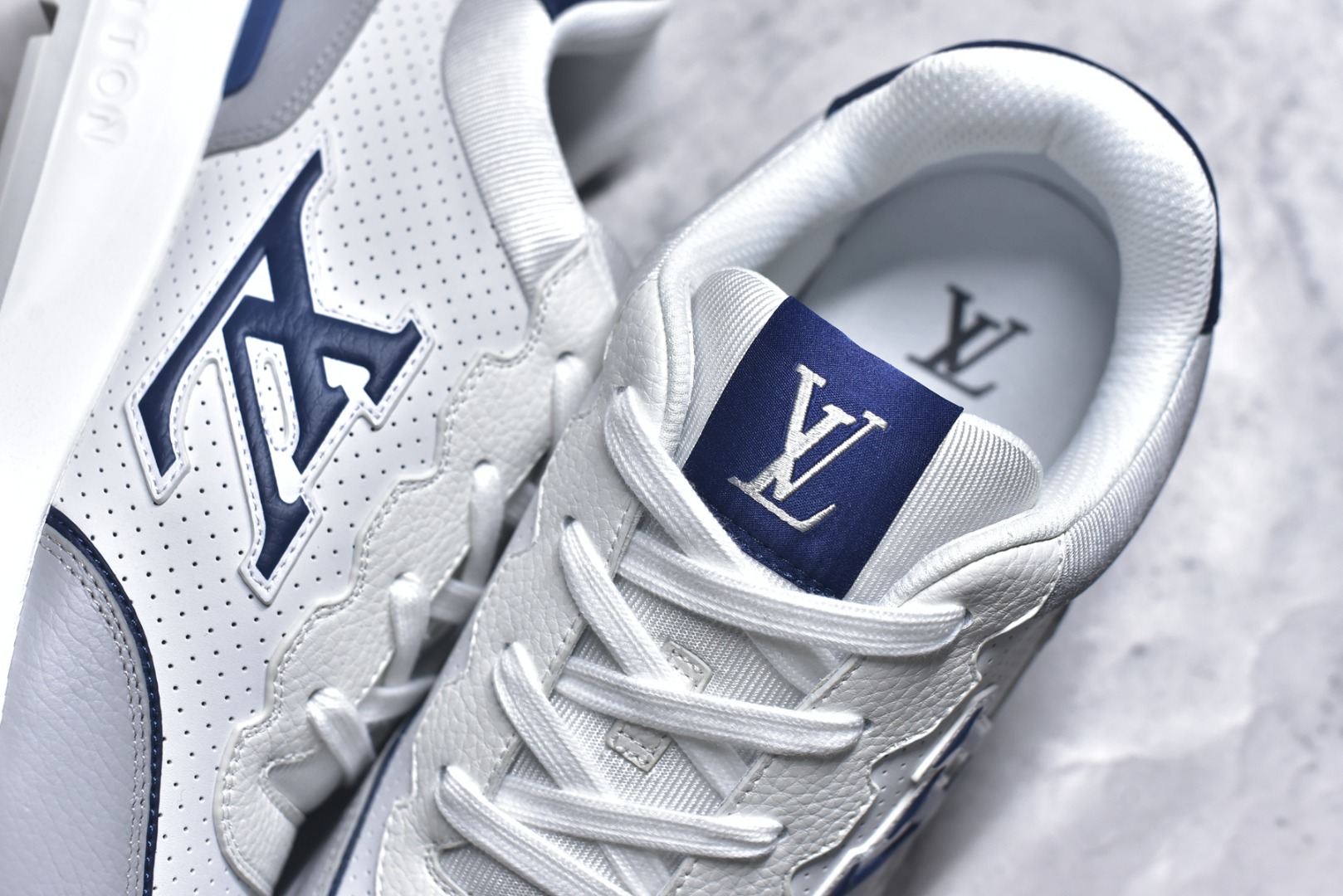 图片[9]-#驴家 新配色 男士🧍‍♂️trainer运动鞋，本款 LV Trainer 运动鞋取材柔软粒面小牛皮，呈现纯净色调，品牌诞生于1854年，设计师手写体品牌标识点缀一侧，virgil abloh亲自操刀设计，非常具有纪念价值的一款运动鞋，全新lv路易威登louis vuitton trainer sneaker low休闲运动文化百搭篮球板鞋 尺码：39-46-选品中心