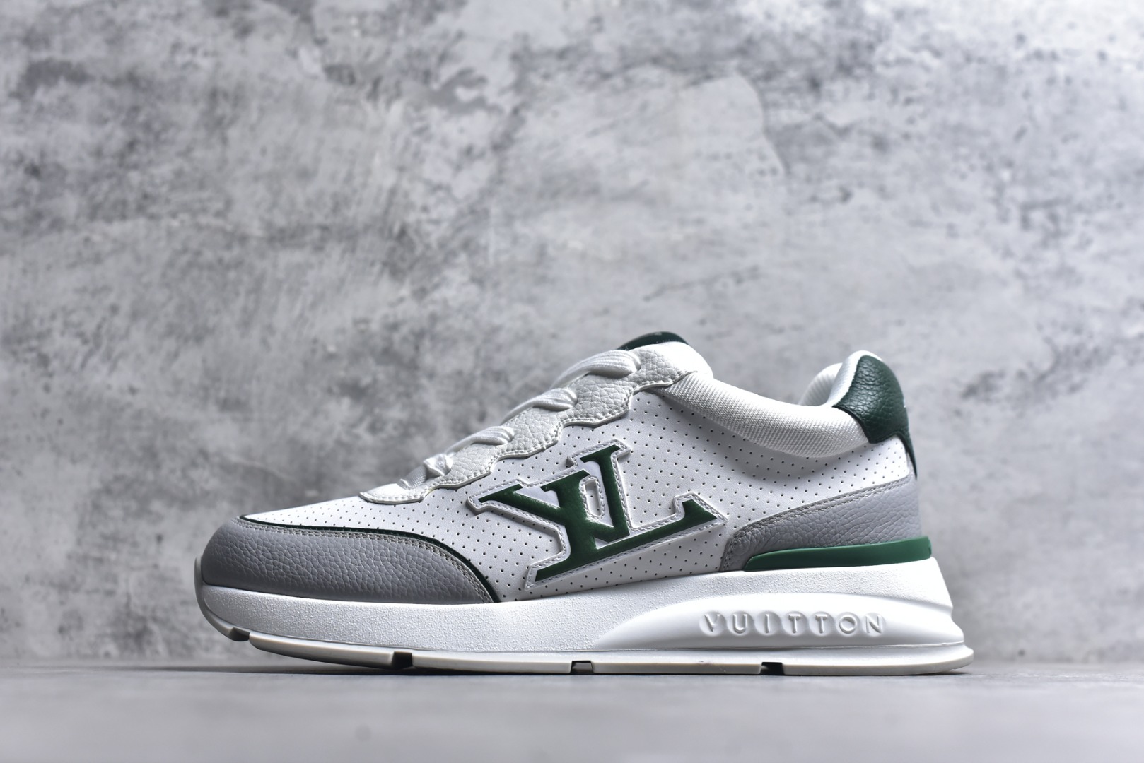 #驴家 新配色 男士🧍‍♂️trainer运动鞋，本款 LV Trainer 运动鞋取材柔软粒面小牛皮，呈现纯净色调，品牌诞生于1854年，设计师手写体品牌标识点缀一侧，virgil abloh亲自操刀设计，非常具有纪念价值的一款运动鞋，全新lv路易威登louis vuitton trainer sneaker low休闲运动文化百搭篮球板鞋 尺码：39-46-选品中心