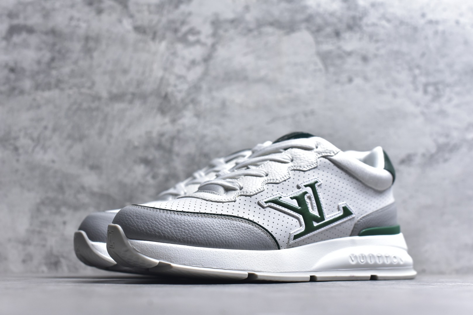 图片[2]-#驴家 新配色 男士🧍‍♂️trainer运动鞋，本款 LV Trainer 运动鞋取材柔软粒面小牛皮，呈现纯净色调，品牌诞生于1854年，设计师手写体品牌标识点缀一侧，virgil abloh亲自操刀设计，非常具有纪念价值的一款运动鞋，全新lv路易威登louis vuitton trainer sneaker low休闲运动文化百搭篮球板鞋 尺码：39-46-选品中心