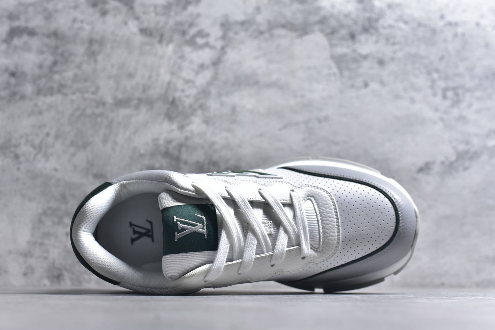 图片[4]-#驴家 新配色 男士🧍‍♂️trainer运动鞋，本款 LV Trainer 运动鞋取材柔软粒面小牛皮，呈现纯净色调，品牌诞生于1854年，设计师手写体品牌标识点缀一侧，virgil abloh亲自操刀设计，非常具有纪念价值的一款运动鞋，全新lv路易威登louis vuitton trainer sneaker low休闲运动文化百搭篮球板鞋 尺码：39-46-选品中心