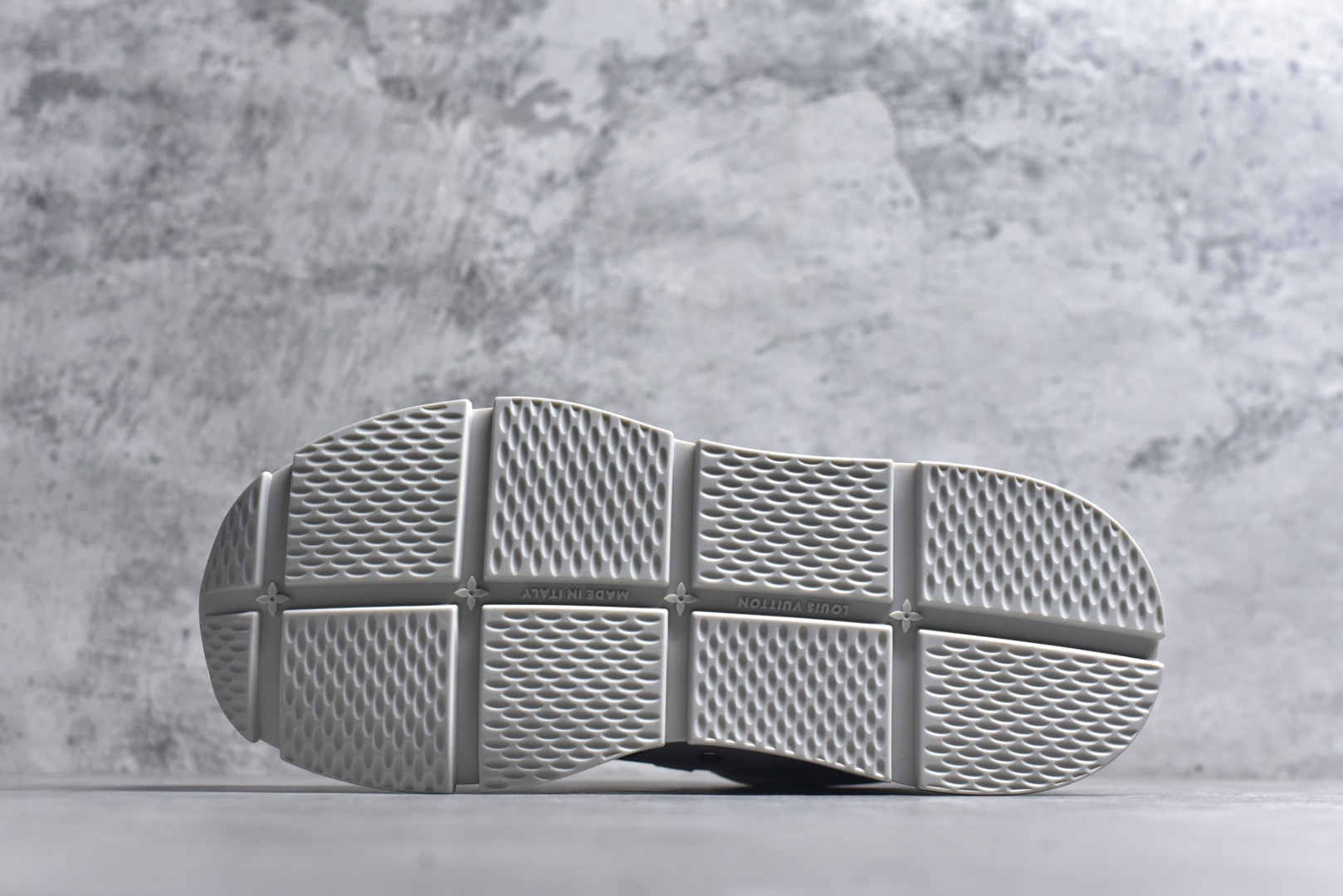 图片[6]-#驴家 新配色 男士🧍‍♂️trainer运动鞋，本款 LV Trainer 运动鞋取材柔软粒面小牛皮，呈现纯净色调，品牌诞生于1854年，设计师手写体品牌标识点缀一侧，virgil abloh亲自操刀设计，非常具有纪念价值的一款运动鞋，全新lv路易威登louis vuitton trainer sneaker low休闲运动文化百搭篮球板鞋 尺码：39-46-选品中心