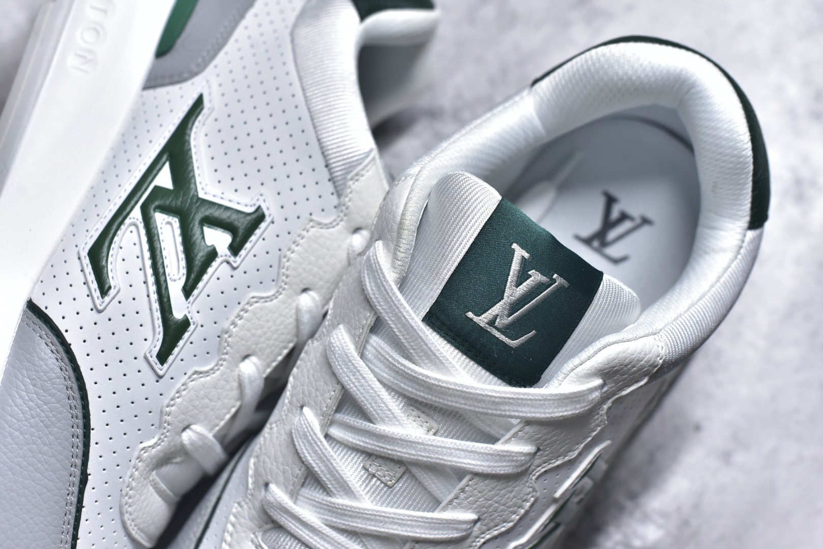 图片[9]-#驴家 新配色 男士🧍‍♂️trainer运动鞋，本款 LV Trainer 运动鞋取材柔软粒面小牛皮，呈现纯净色调，品牌诞生于1854年，设计师手写体品牌标识点缀一侧，virgil abloh亲自操刀设计，非常具有纪念价值的一款运动鞋，全新lv路易威登louis vuitton trainer sneaker low休闲运动文化百搭篮球板鞋 尺码：39-46-选品中心