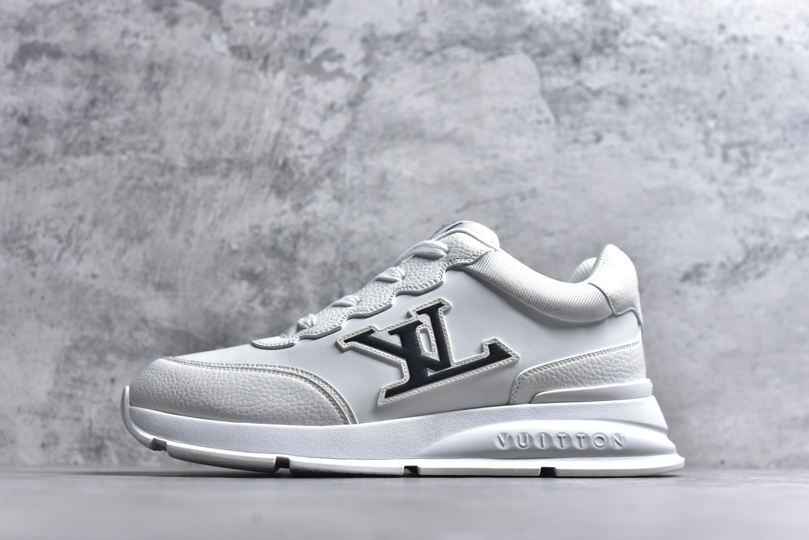 #驴家 新配色 男士🧍‍♂️trainer运动鞋，本款 LV Trainer 运动鞋取材柔软粒面小牛皮，呈现纯净色调，品牌诞生于1854年，设计师手写体品牌标识点缀一侧，virgil abloh亲自操刀设计，非常具有纪念价值的一款运动鞋，全新lv路易威登louis vuitton trainer sneaker low休闲运动文化百搭篮球板鞋 尺码：39-46-选品中心
