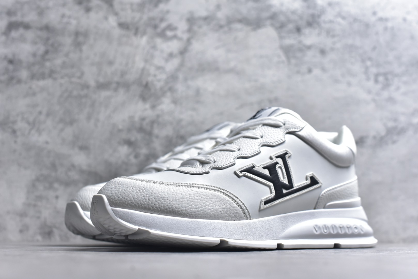 图片[2]-#驴家 新配色 男士🧍‍♂️trainer运动鞋，本款 LV Trainer 运动鞋取材柔软粒面小牛皮，呈现纯净色调，品牌诞生于1854年，设计师手写体品牌标识点缀一侧，virgil abloh亲自操刀设计，非常具有纪念价值的一款运动鞋，全新lv路易威登louis vuitton trainer sneaker low休闲运动文化百搭篮球板鞋 尺码：39-46-选品中心