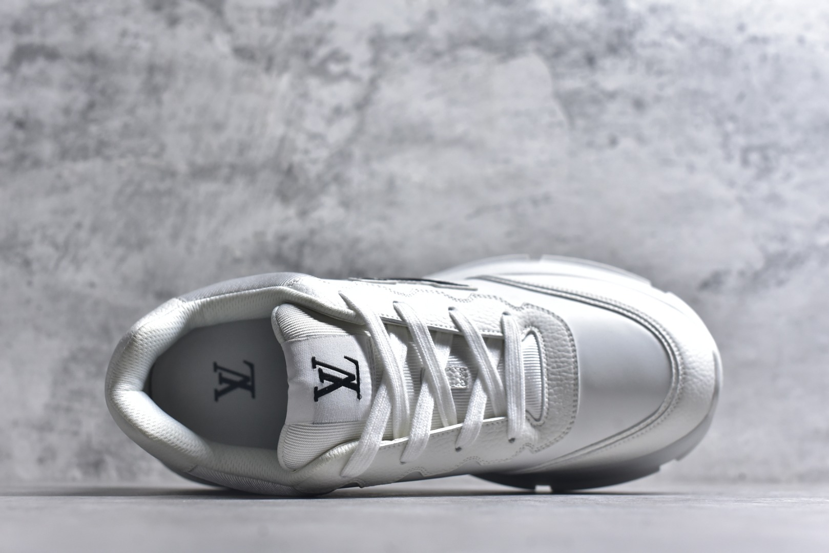 图片[4]-#驴家 新配色 男士🧍‍♂️trainer运动鞋，本款 LV Trainer 运动鞋取材柔软粒面小牛皮，呈现纯净色调，品牌诞生于1854年，设计师手写体品牌标识点缀一侧，virgil abloh亲自操刀设计，非常具有纪念价值的一款运动鞋，全新lv路易威登louis vuitton trainer sneaker low休闲运动文化百搭篮球板鞋 尺码：39-46-选品中心