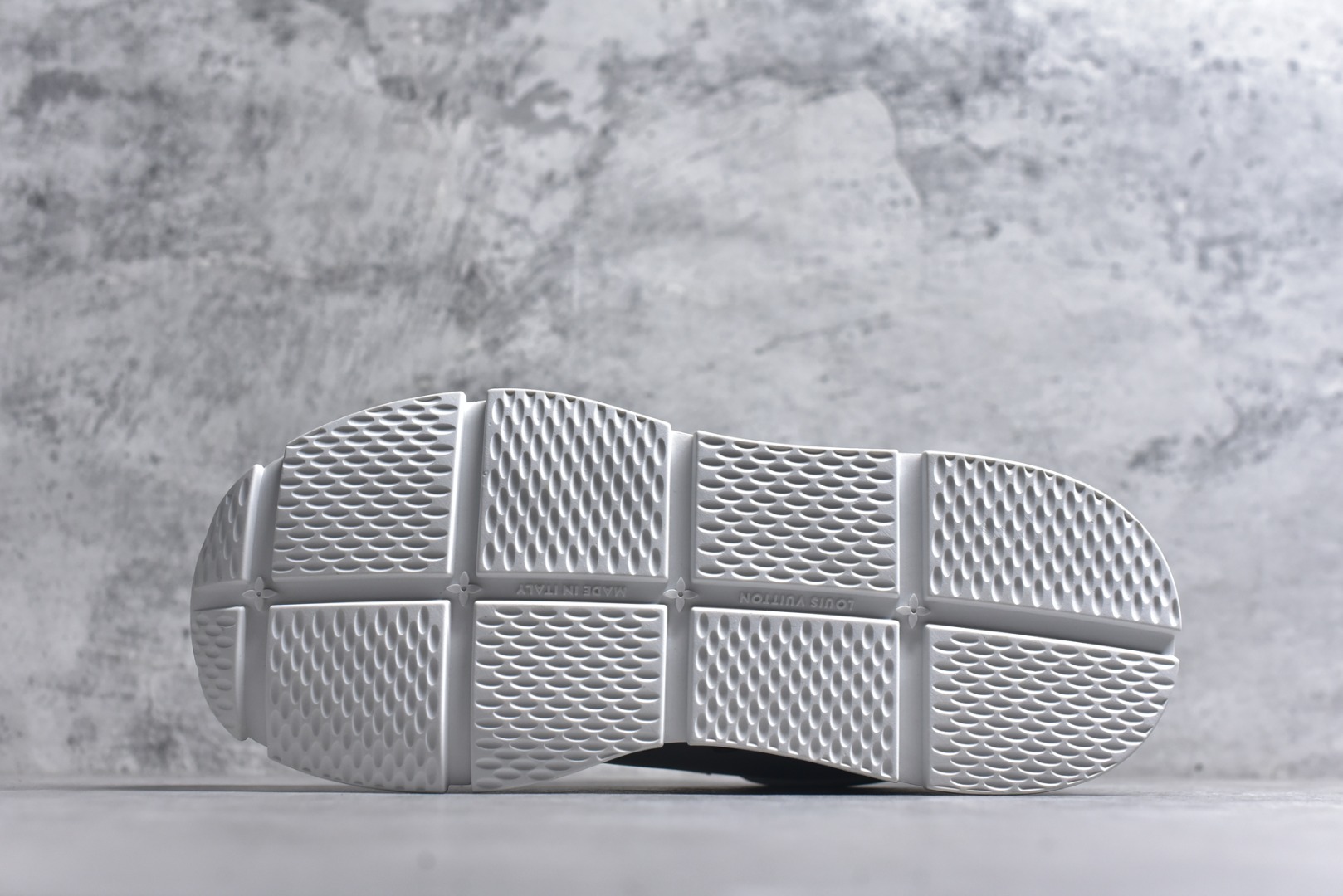 图片[6]-#驴家 新配色 男士🧍‍♂️trainer运动鞋，本款 LV Trainer 运动鞋取材柔软粒面小牛皮，呈现纯净色调，品牌诞生于1854年，设计师手写体品牌标识点缀一侧，virgil abloh亲自操刀设计，非常具有纪念价值的一款运动鞋，全新lv路易威登louis vuitton trainer sneaker low休闲运动文化百搭篮球板鞋 尺码：39-46-选品中心