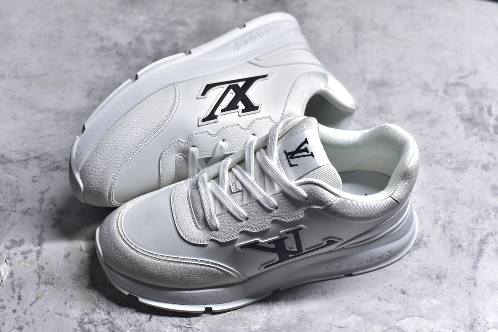 图片[7]-#驴家 新配色 男士🧍‍♂️trainer运动鞋，本款 LV Trainer 运动鞋取材柔软粒面小牛皮，呈现纯净色调，品牌诞生于1854年，设计师手写体品牌标识点缀一侧，virgil abloh亲自操刀设计，非常具有纪念价值的一款运动鞋，全新lv路易威登louis vuitton trainer sneaker low休闲运动文化百搭篮球板鞋 尺码：39-46-选品中心