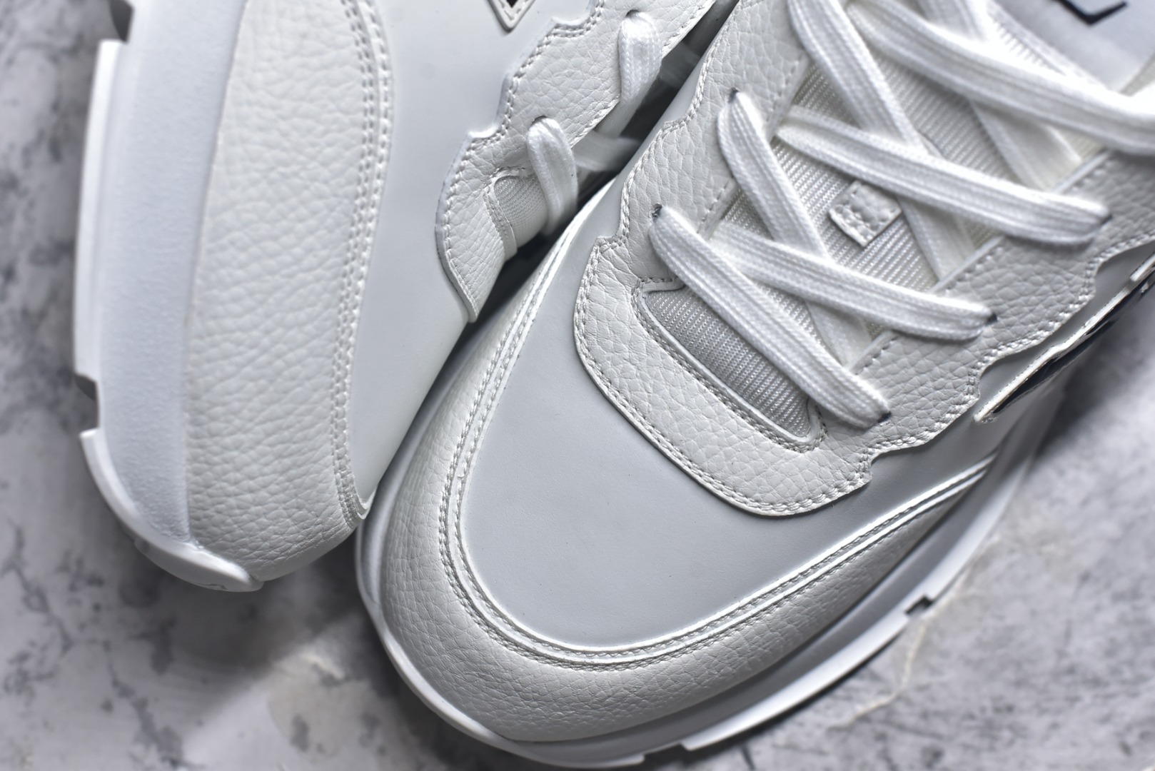 图片[8]-#驴家 新配色 男士🧍‍♂️trainer运动鞋，本款 LV Trainer 运动鞋取材柔软粒面小牛皮，呈现纯净色调，品牌诞生于1854年，设计师手写体品牌标识点缀一侧，virgil abloh亲自操刀设计，非常具有纪念价值的一款运动鞋，全新lv路易威登louis vuitton trainer sneaker low休闲运动文化百搭篮球板鞋 尺码：39-46-选品中心