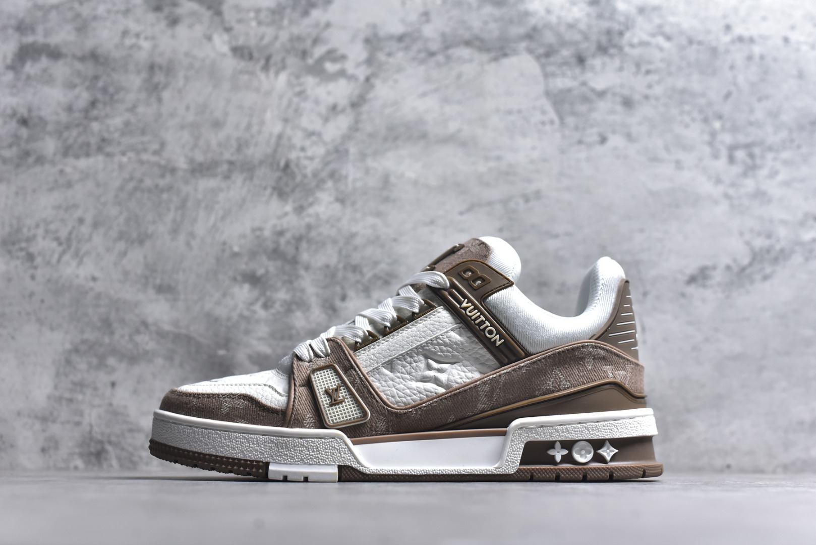 #AM-甄选 碾压市场7××版本 独家𝑻𝒓𝒂𝒊𝒏𝒆𝒓 现货入库💪🏻 救市品质 走量拉新神器 独家高定版最强平替 价格优势碾压市场 救市批次 高端零售 外贸专供 原版购入开发 正确空胶工艺 ZP级全套包装 完美楦型 正确卡色 大底TPU 质感媲美原版 细节与原版一致 注意区分市面通货 比肩高定 尺码：39-46-选品中心